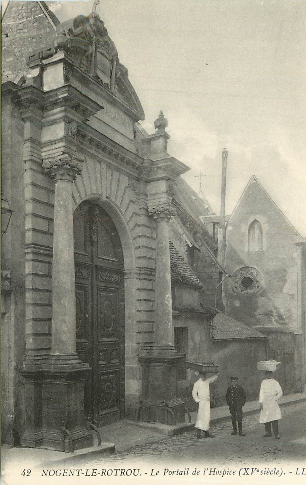 Nogent-le-Rotrou - Le Portail de l'Hospice (XVe siècle) - LL