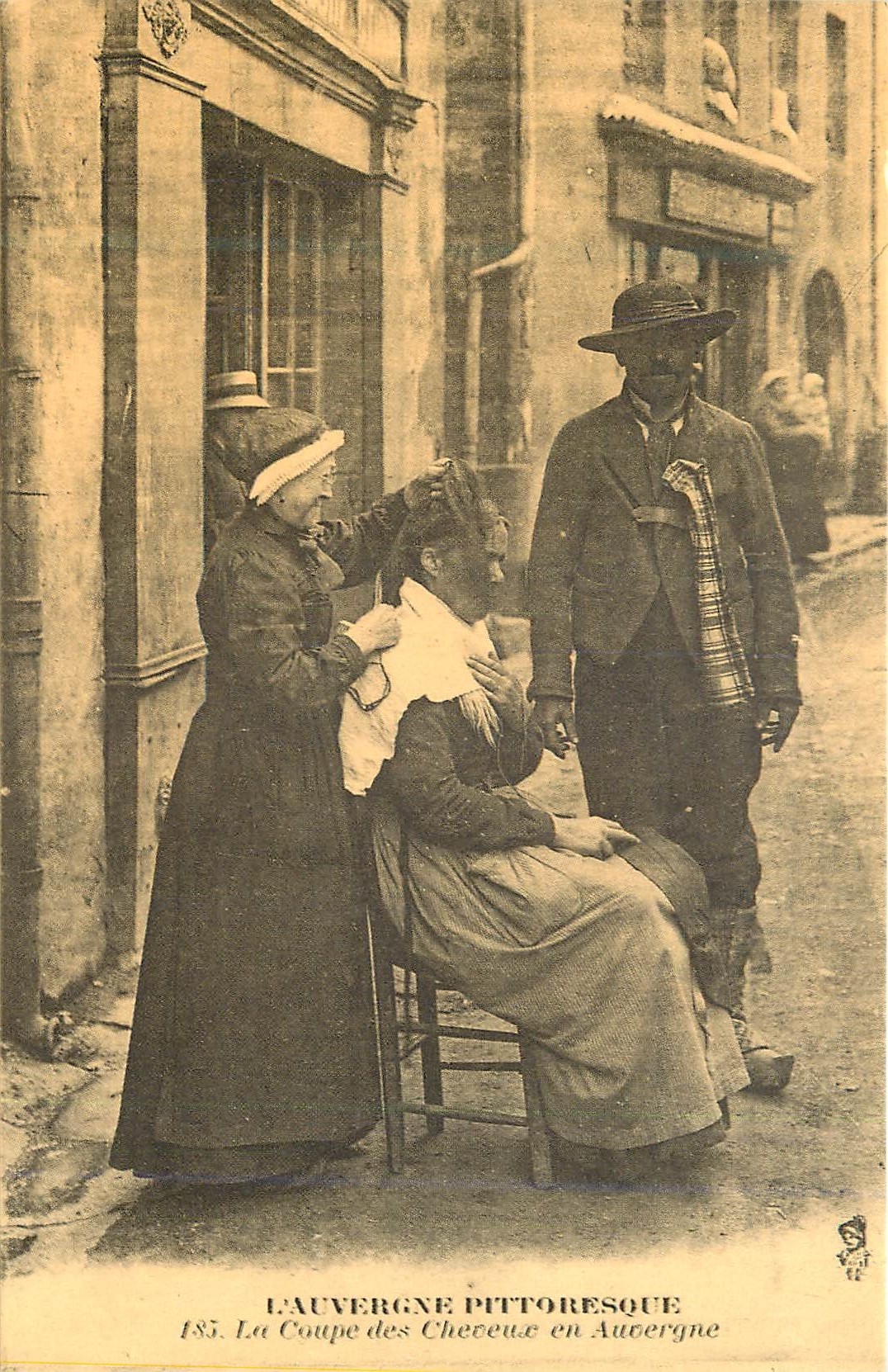 La Coupe des Cheveux en Auvergne — L'Auvergne Pittoresque — Édité par Cécodil, n° 185
