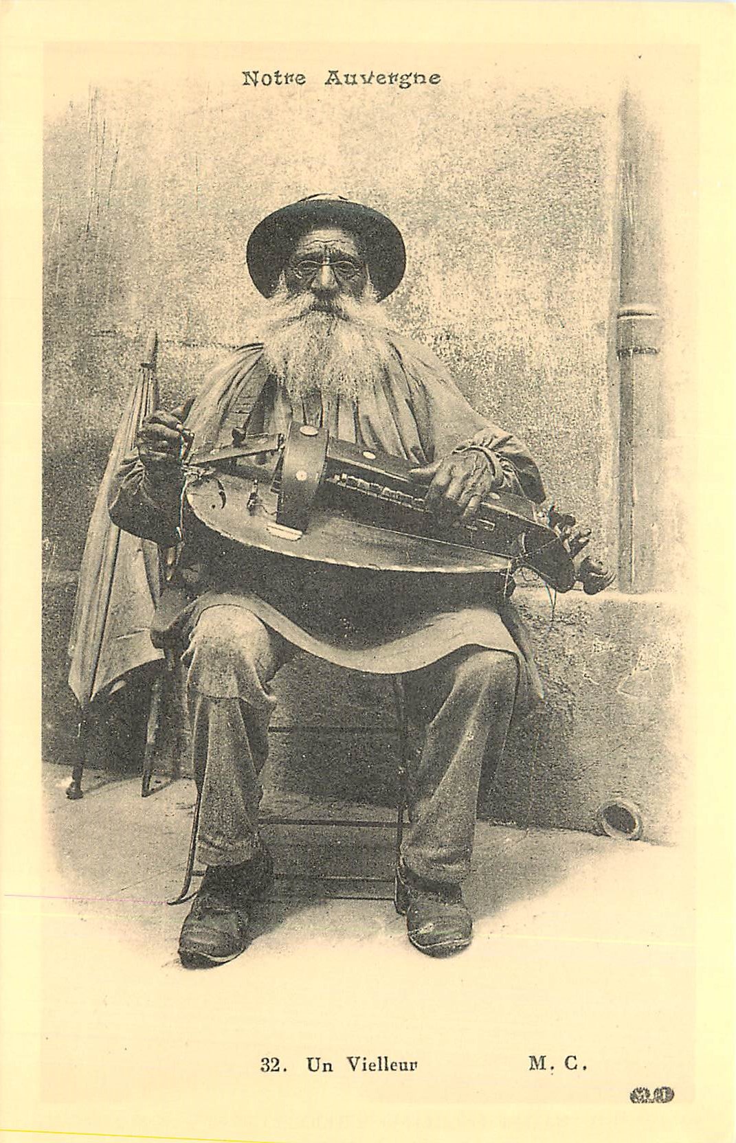 REPRO Notre Auvergne Un Vielleur M C