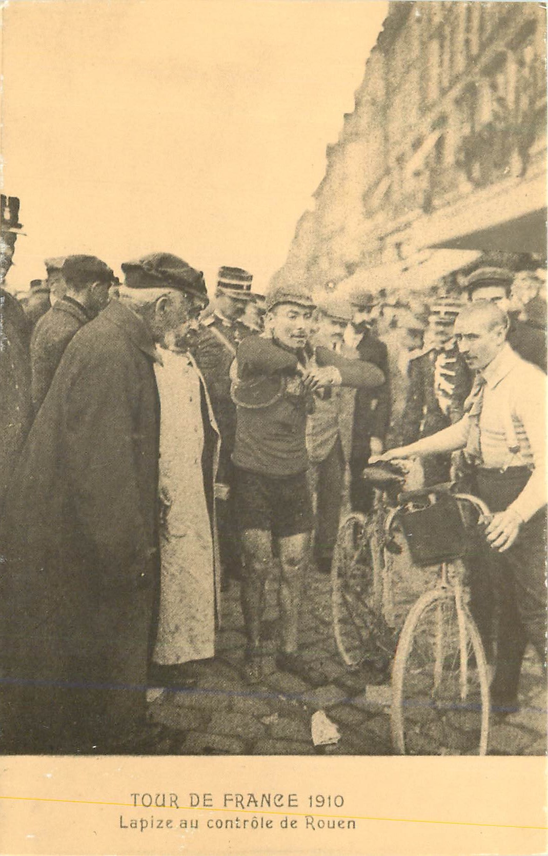 Tour de France 1910 — Lapize au contrôle de Rouen — Cecodi, n°1498