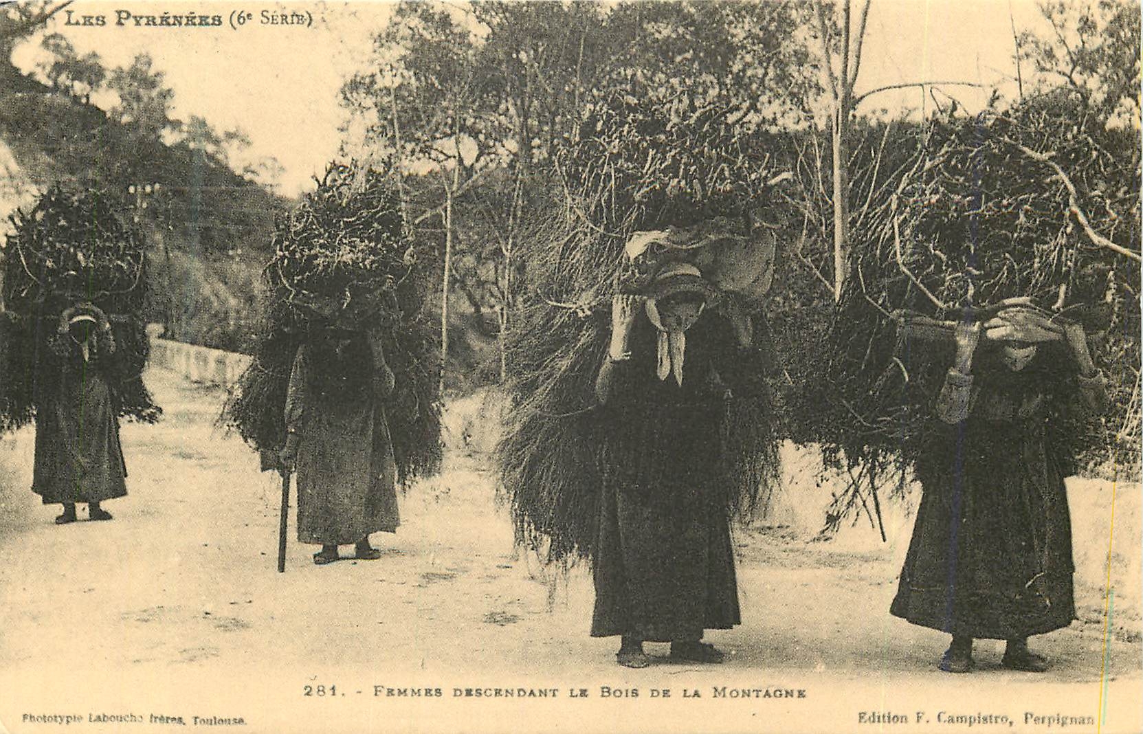 Femmes descendant le bois de la montagne — Les Pyrénées (6e série) — Phototypie Labouchès, Toulouse
