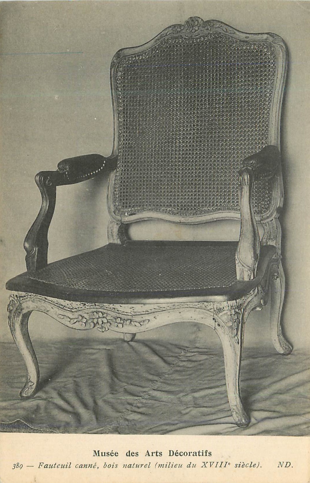 Fauteuil canné — bois naturel, milieu XVIIIe siècle — Musée des Arts Décoratifs, n° 389