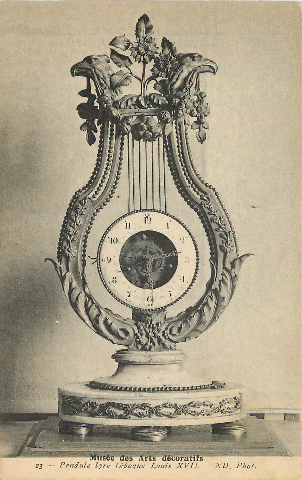 Pendule lyre — époque Louis XVI — Musée des Arts décoratifs