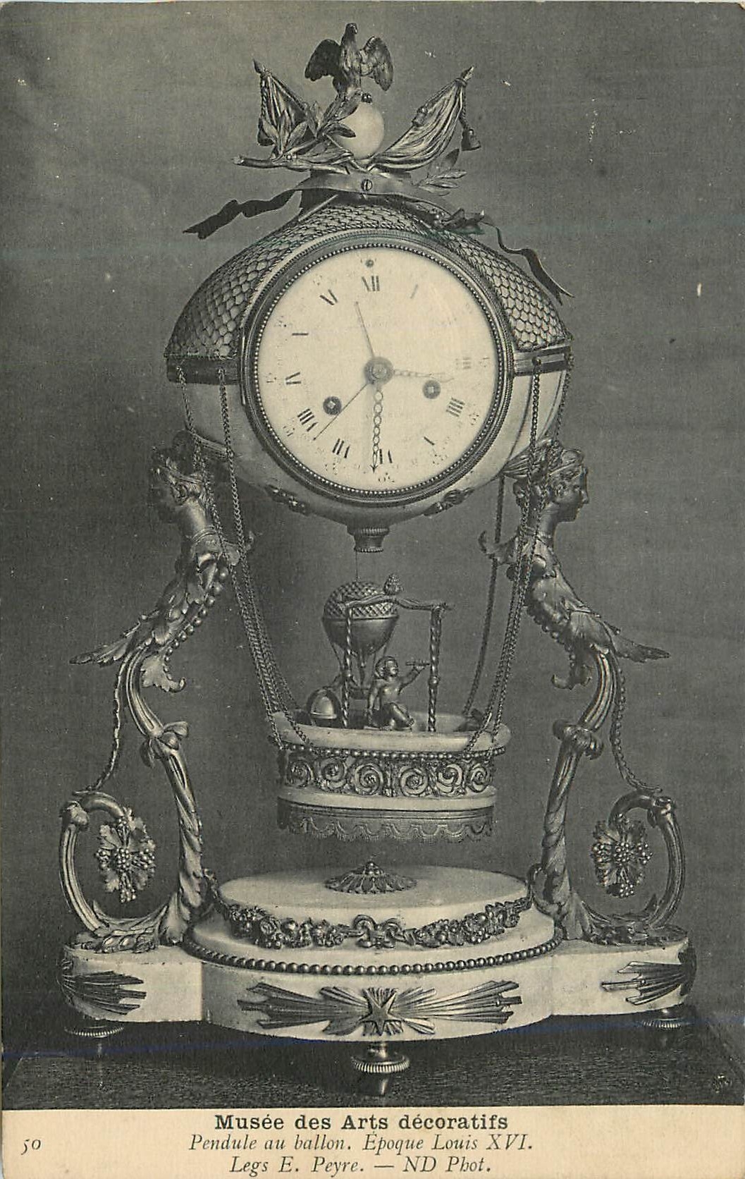 Pendule au ballon — Époque Louis XVI — Legs E. Peyre — ND Phot.