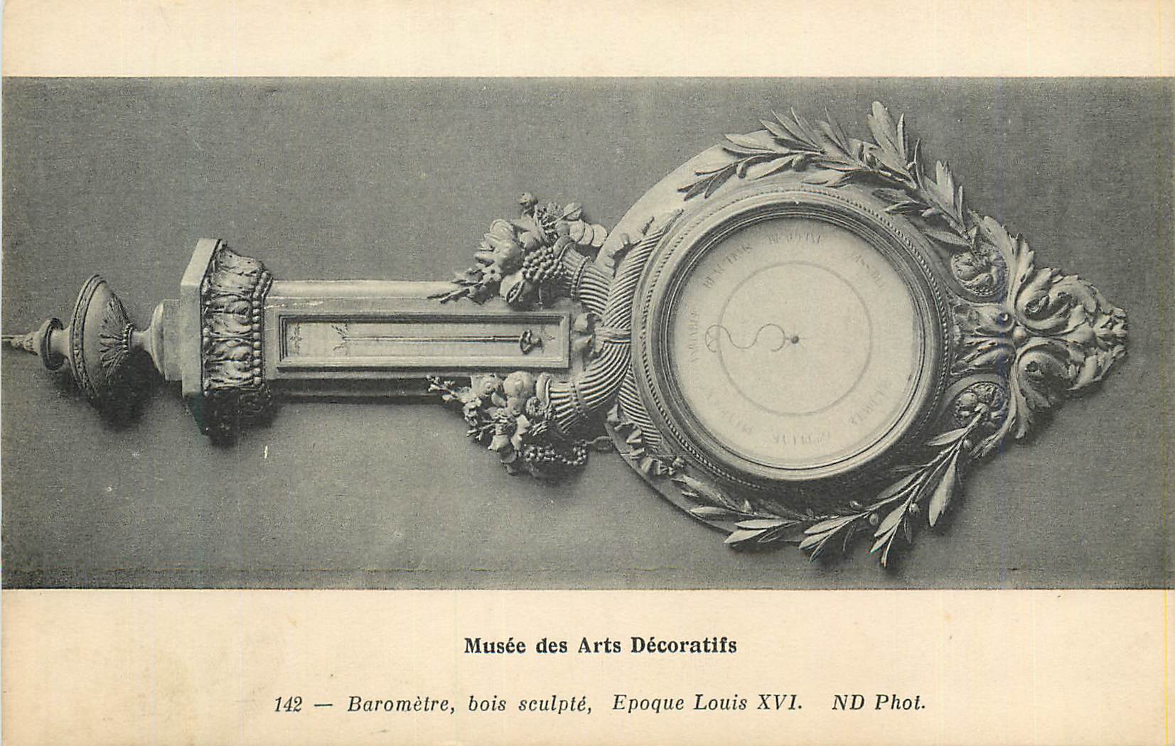 Baromètre bois sculpté — Époque Louis XVI — Musée des Arts Décoratifs, ND Phot.