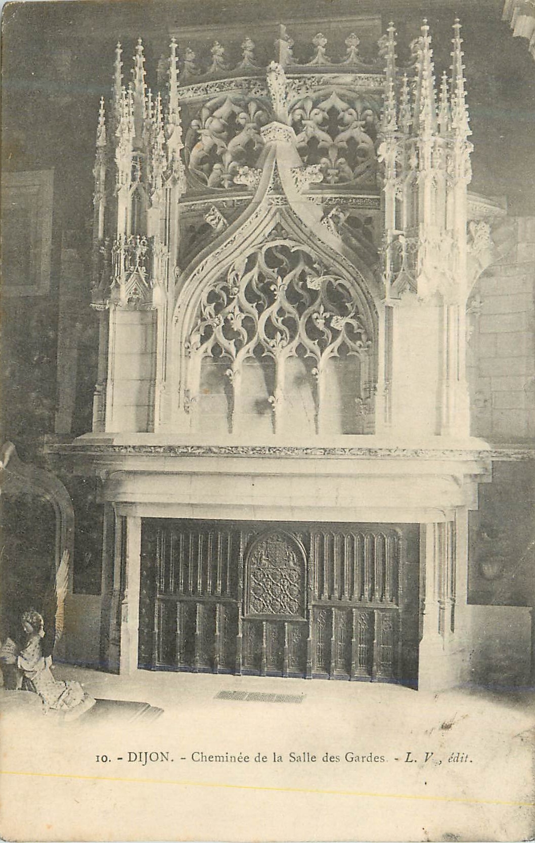 CPA Dijon Cheminee de la Salle de Gardes L V