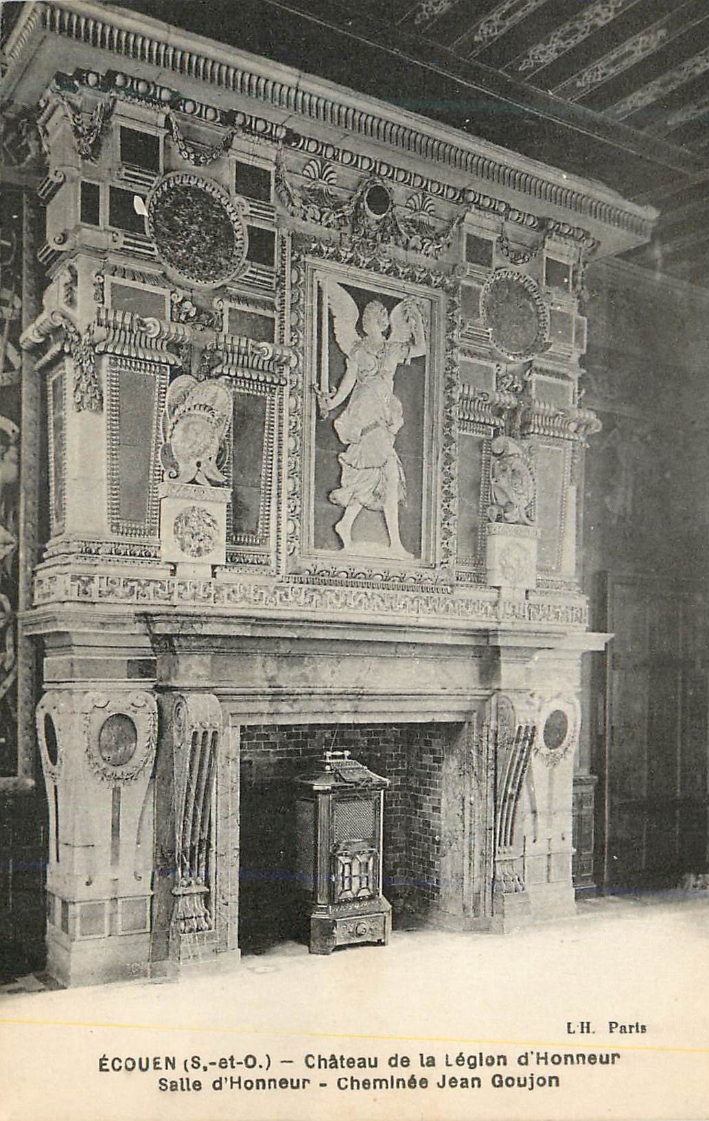 ÉCOUEN (S.-et-O.) — Château de la Légion d'Honneur — Cheminée Jean Goujon