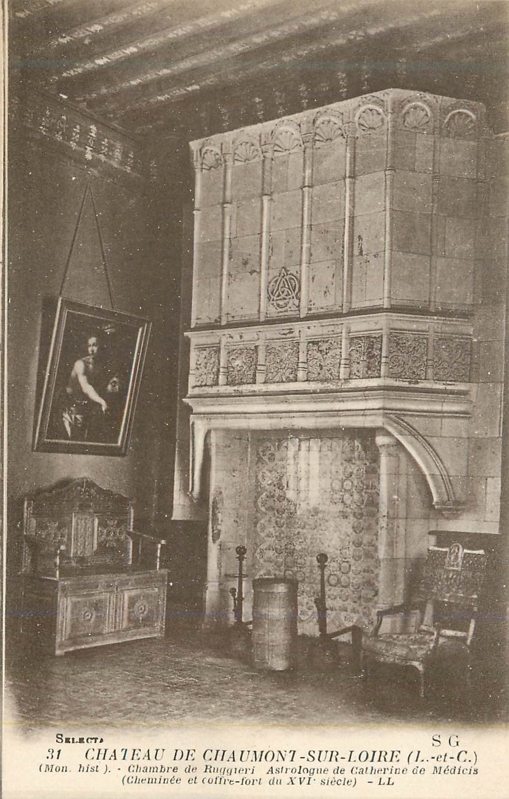 Château de Chaumont-sur-Loire — Chambre de Ruggieri, cheminée et coffre-fort du XVIe siècle — SELECT