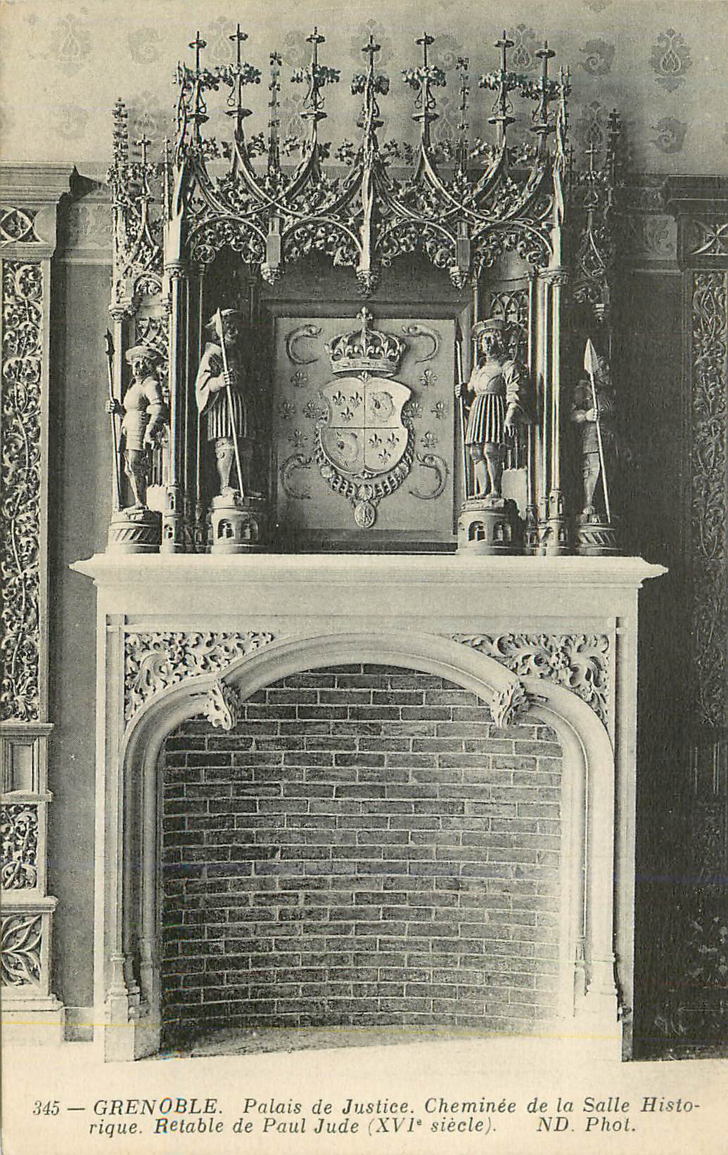 Grenoble — Palais de Justice. Cheminée de la Salle Historique. Retable de Paul Jude (XVIe siècle).