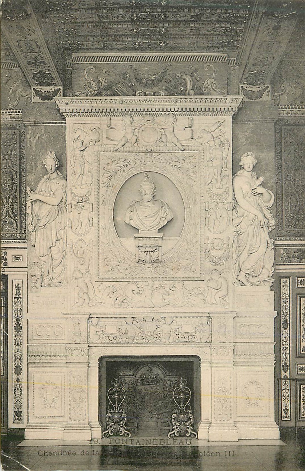 Cheminée de la Chambre Impériale à Fontainebleau — buste de Napoléon III — éditeur D. Fontainebleau - Recto