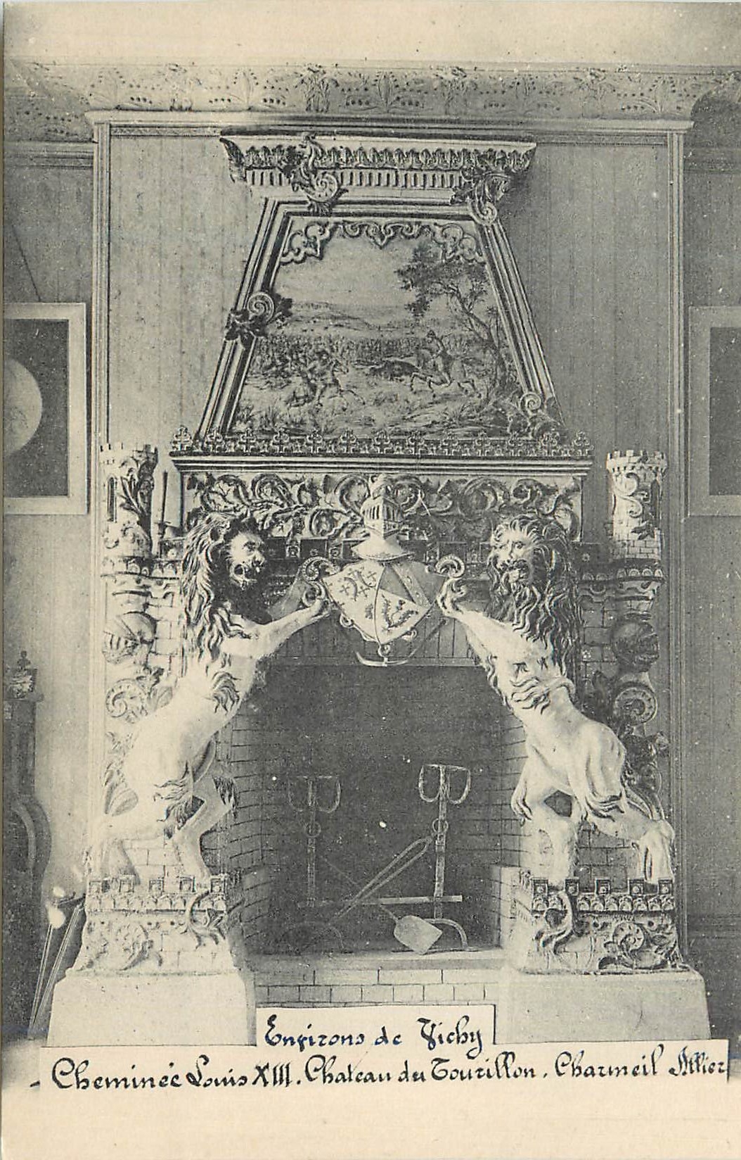 CPA Environs de Vichy Cheminee Louis XIII Chateau du Tourillon