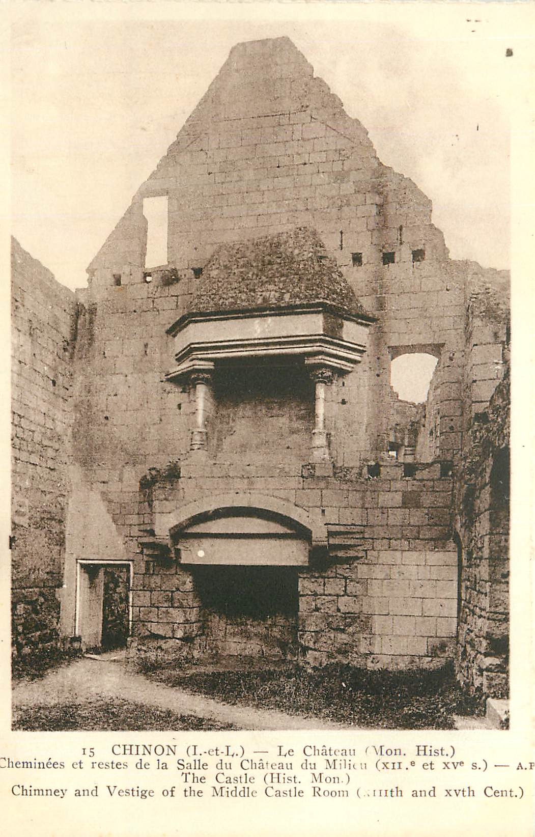 CPA Chinon (I et L) Le Chateau (Mon Hist) Cheminee et Restes de la Salle du Chateau du Milieu