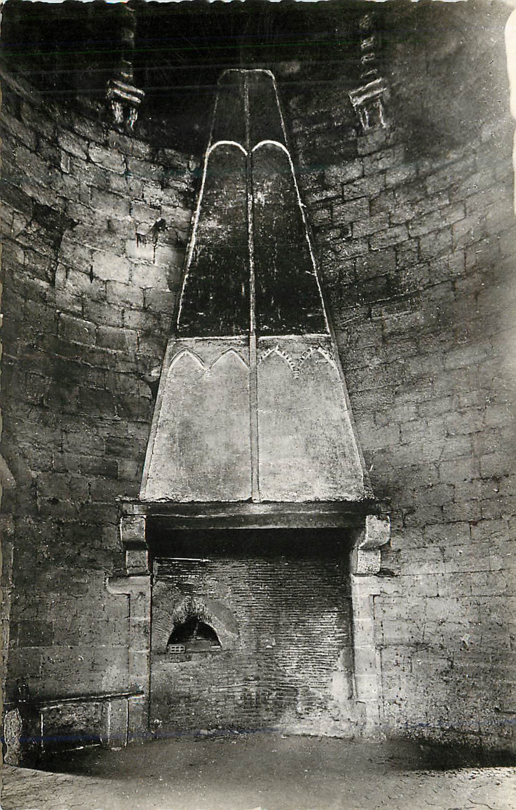Gisors (Eure) — La Tour du Prisonnier. La Cheminée monumentale de la Salle des Gardes.
