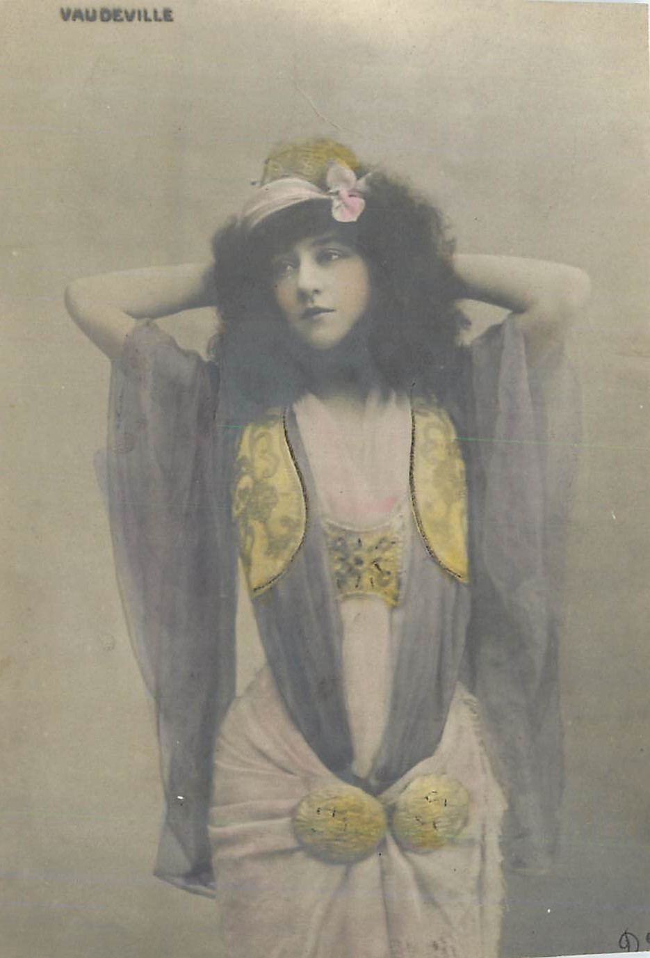 Femme en costume oriental — Vaudeville — éditeur Vaudeville, n° 49