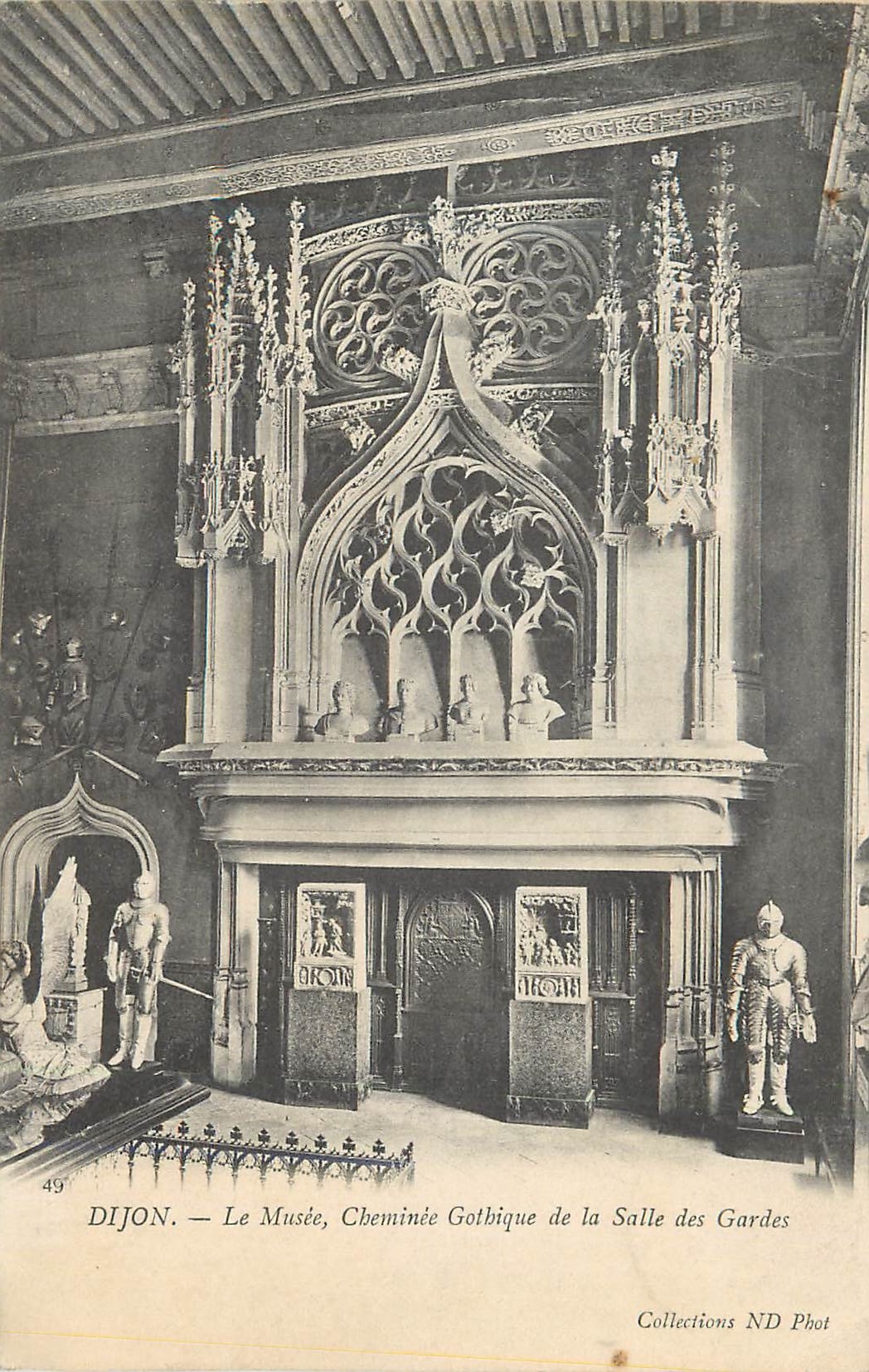 CPA Dijon Le Musee Cheminee Gothique de la Salle des Gardes 