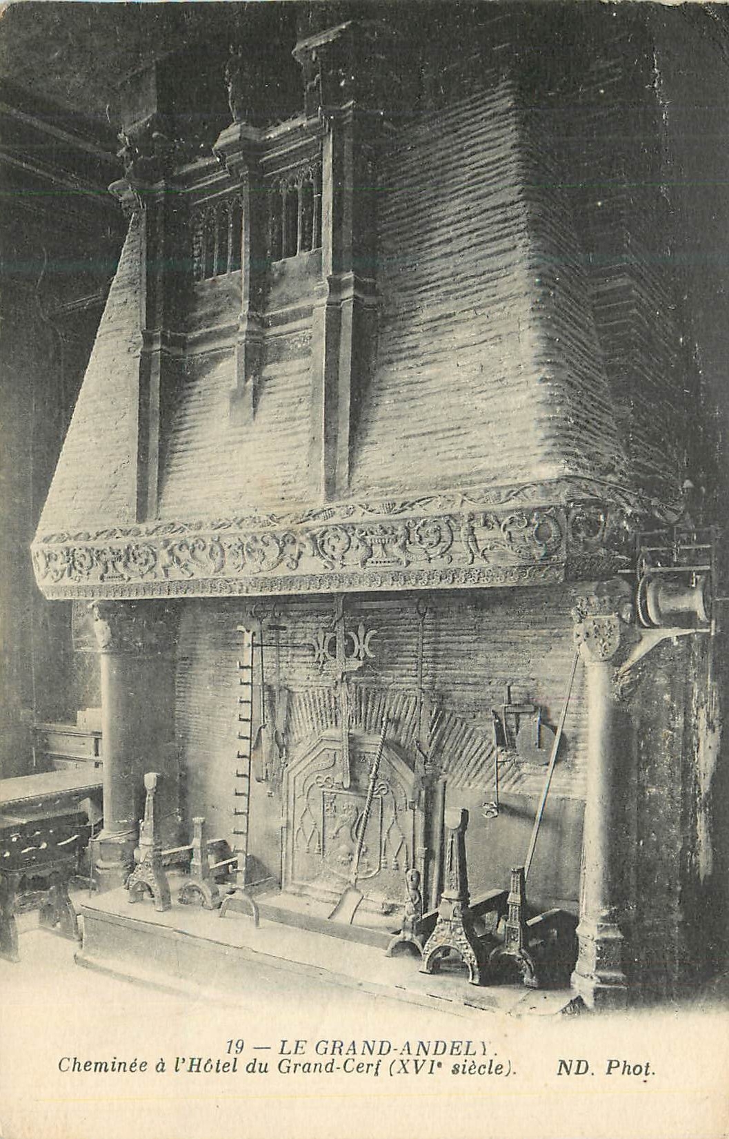 Cheminée à l'Hôtel du Grand-Cerf — Le Grand-Andely — ND. Phot.