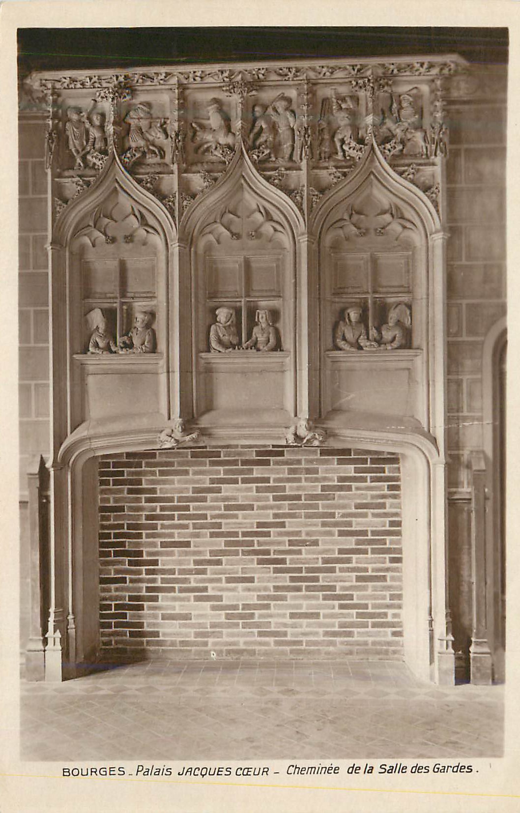CPA Bourges Palais Jacques Coeur Cheminee de la Salle des Gardes