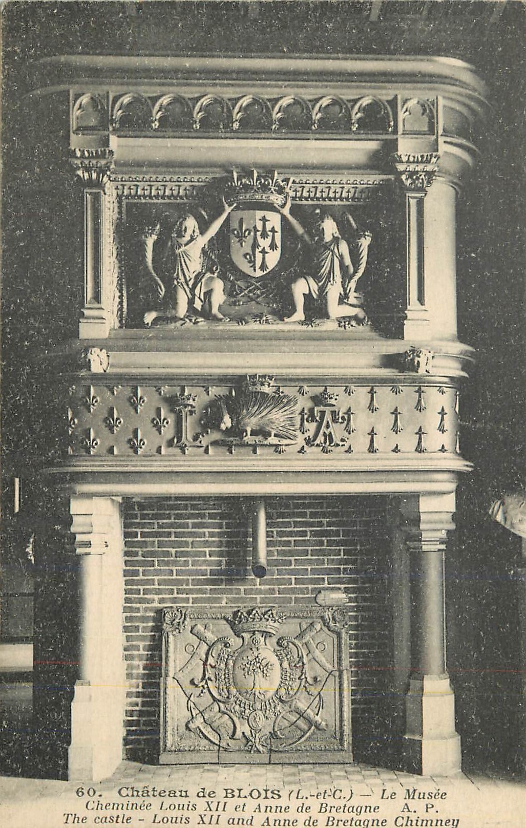 CPA Chateau de Blois(L et C) Le Musee Cheminee Louis XII et Anne de Bretagne