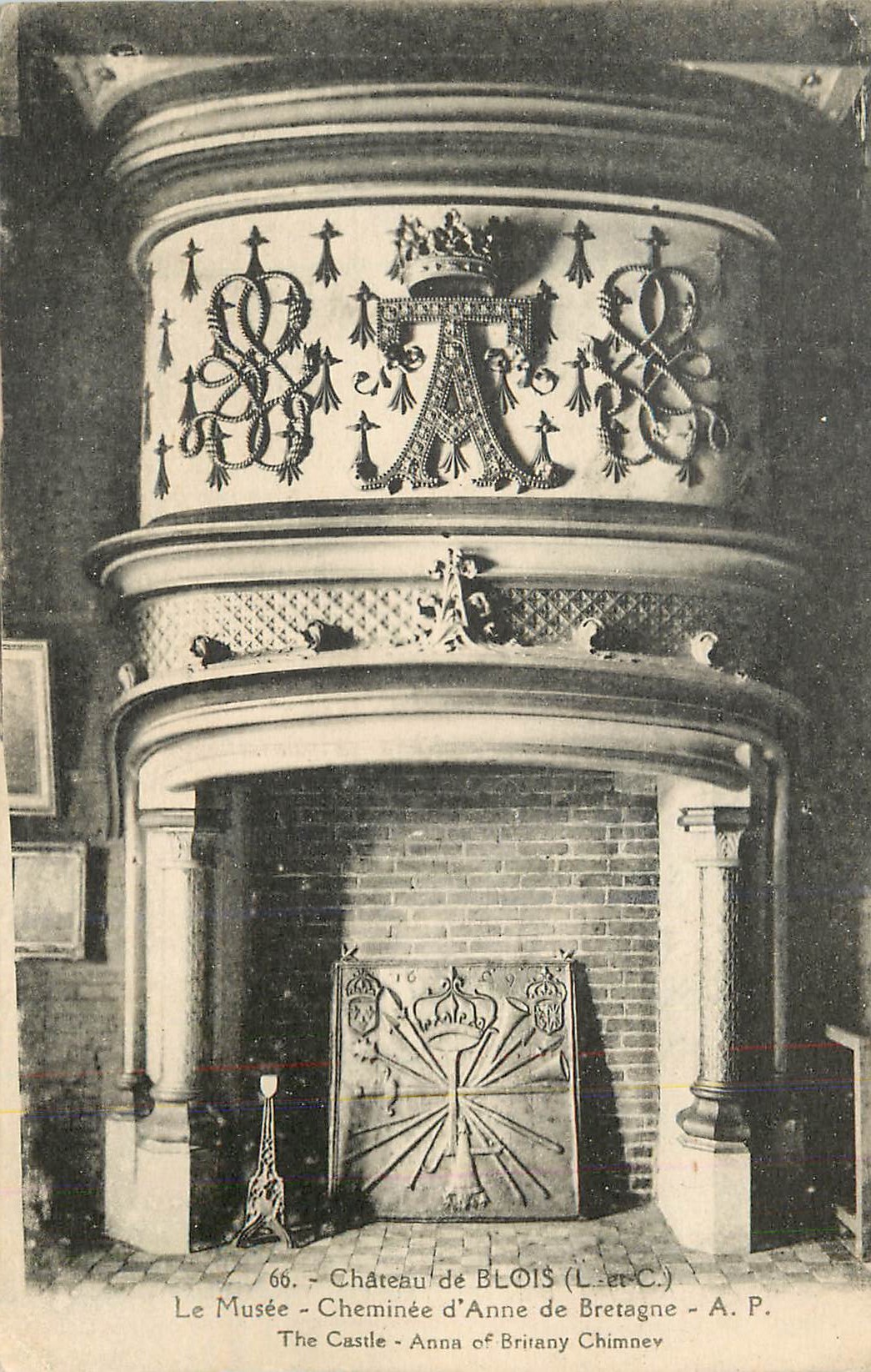 CPA Chateau de Blois(L et C) Le Musee Cheminee d'Anne de Bretagne