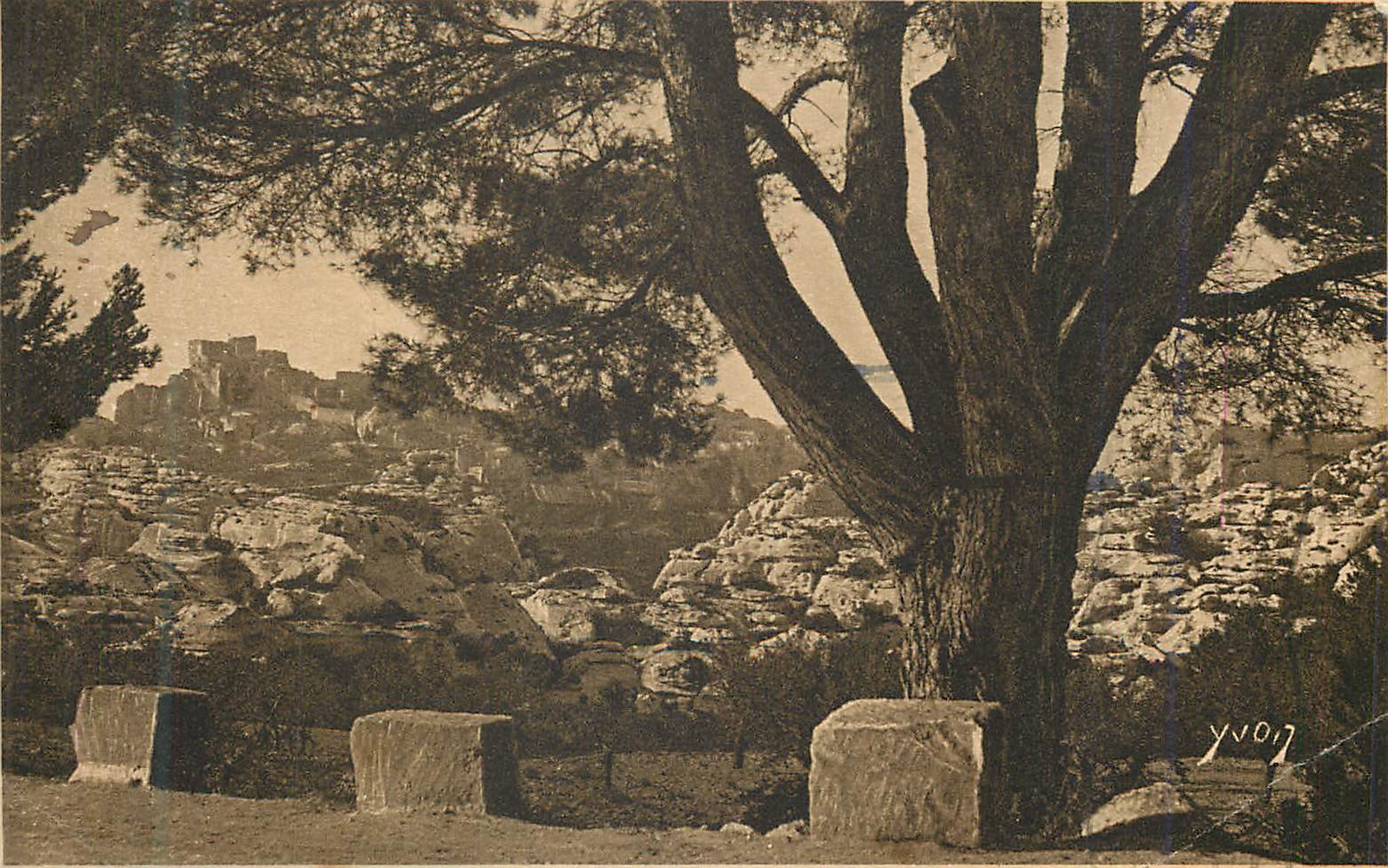Vue d'ensemble des Baux — La Douce France, Paysages et Pierres de Provence — Édition d'Art YVON