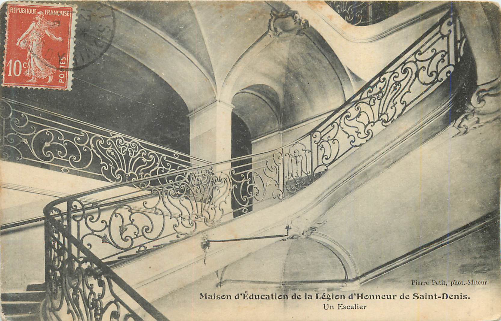 Maison d'Éducation de la Légion d'Honneur de Saint-Denis — Un Escalier — Pierre Petit, phot.-éditeur