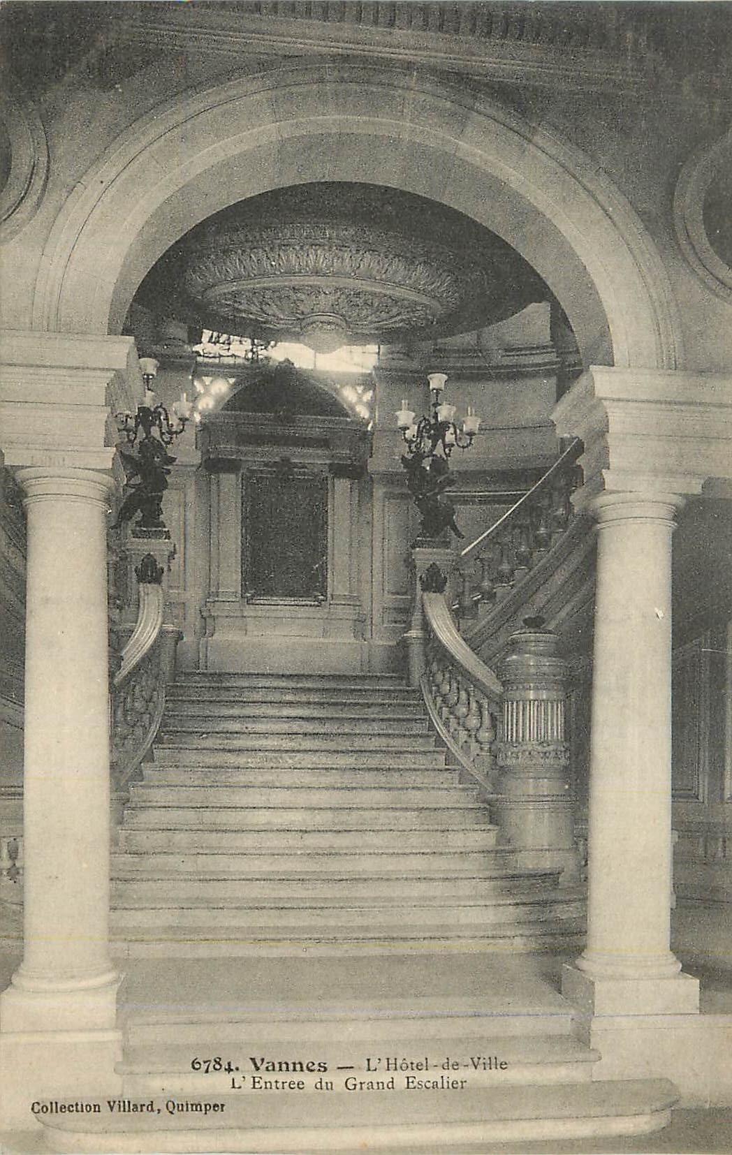 Vannes — L'Hôtel-de-Ville — L'Entrée du Grand Escalier — Collection Villard, Quimper