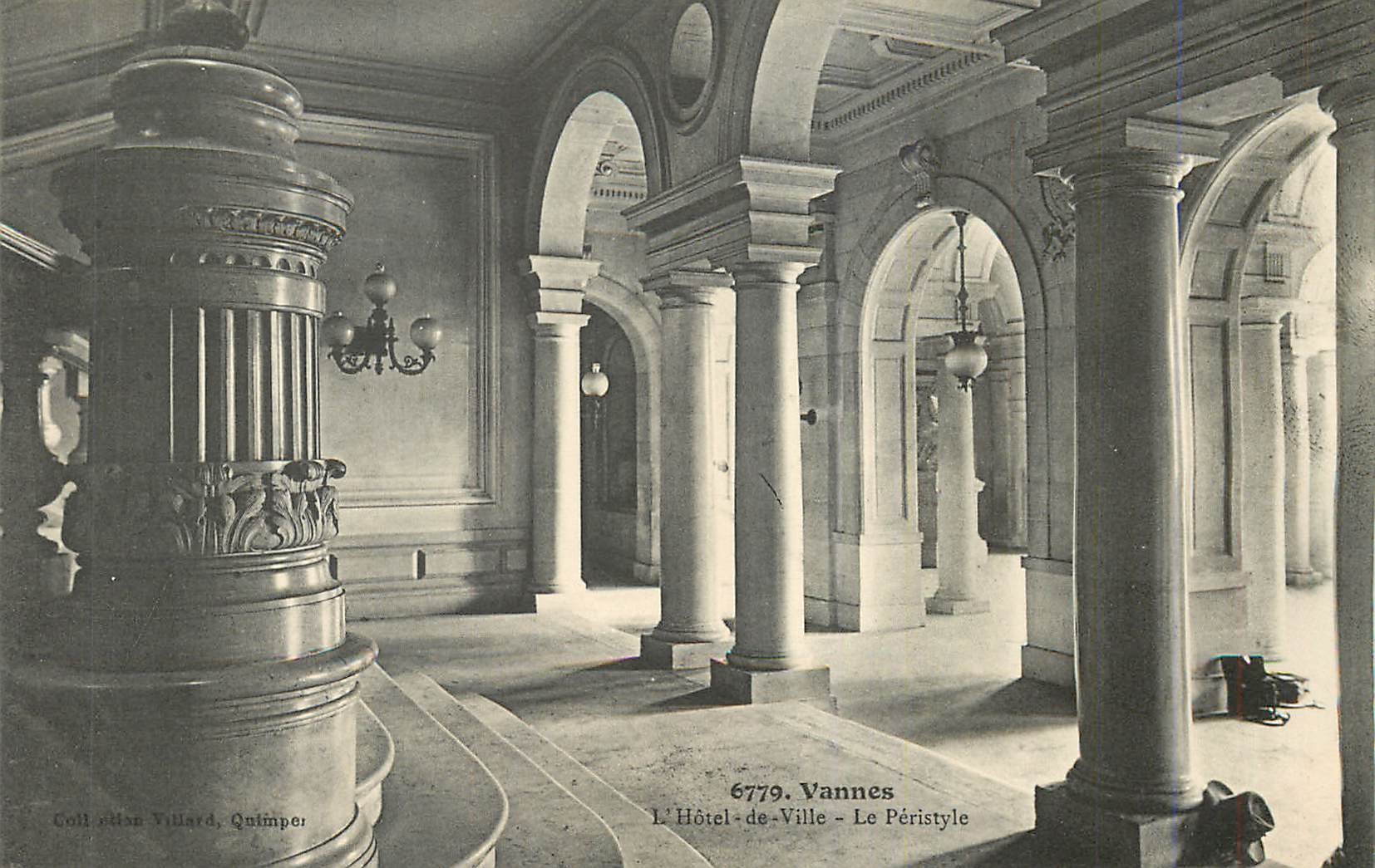 CPA Vannes L'Helene de Ville Le Peristyle
