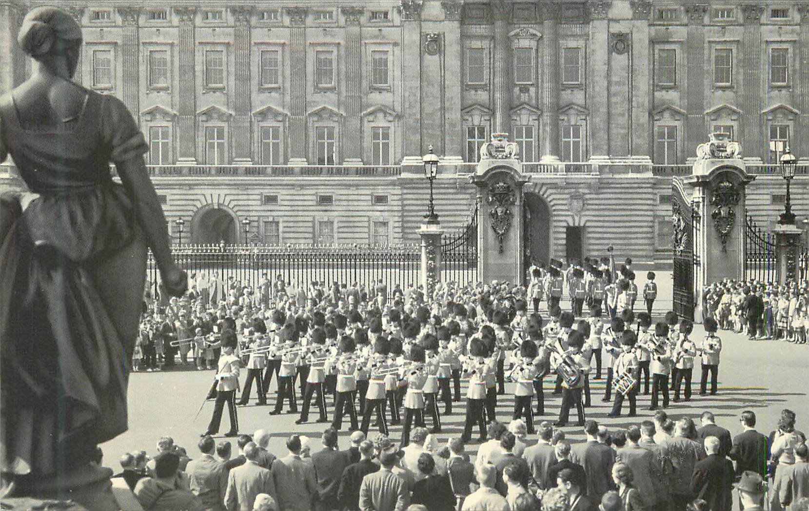CPM Buckingham Palace London Militaria