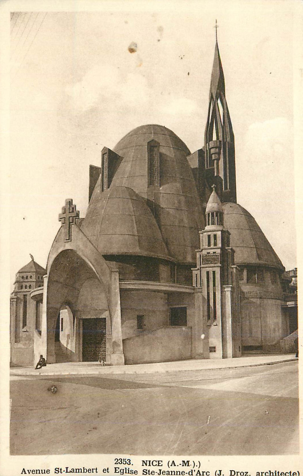 CPA Nice (A M) Avenue St Lambert et Eglise Ste Jeanne d'Arc (J Droz Architecte)