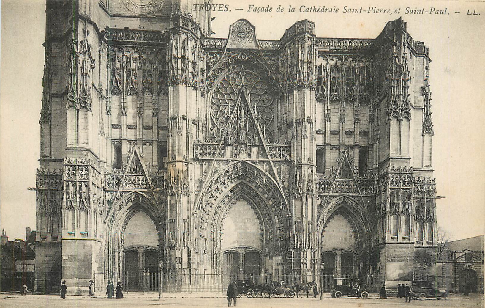 CPA Troyes Facade de la Cathedrale Saint Pierre et Saint Paul