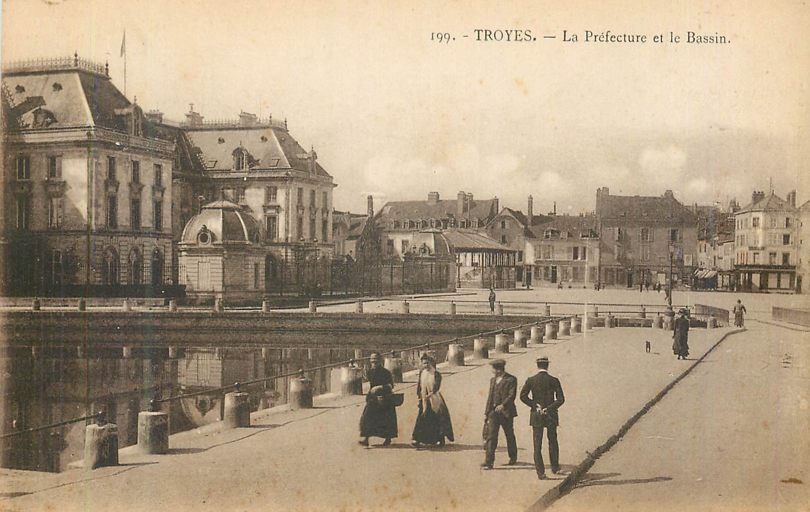CPA Troyes La Prefecture et le Bassin