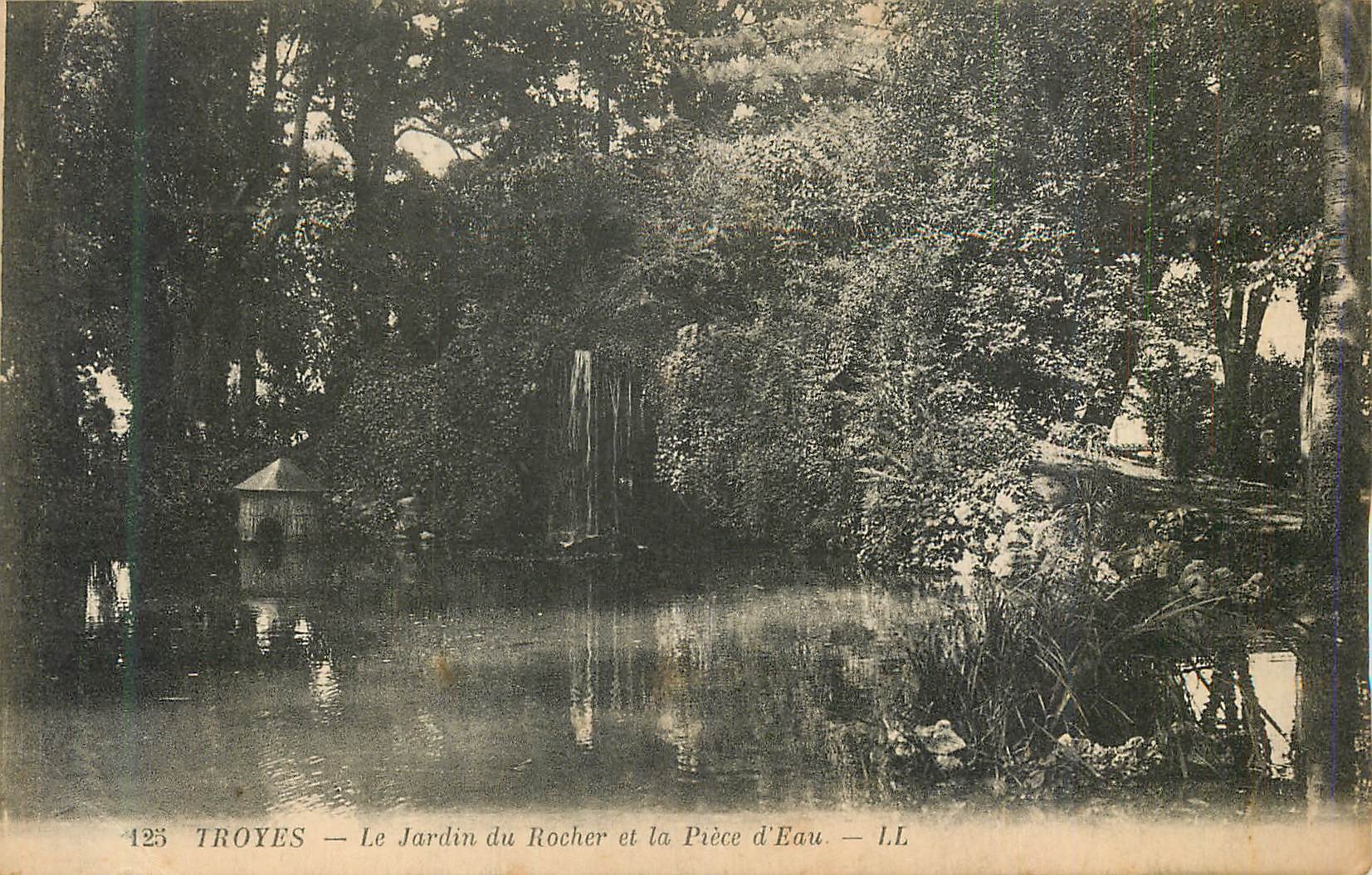 CPA Troyes le Jardin du Rocher et la Piece d'Eau