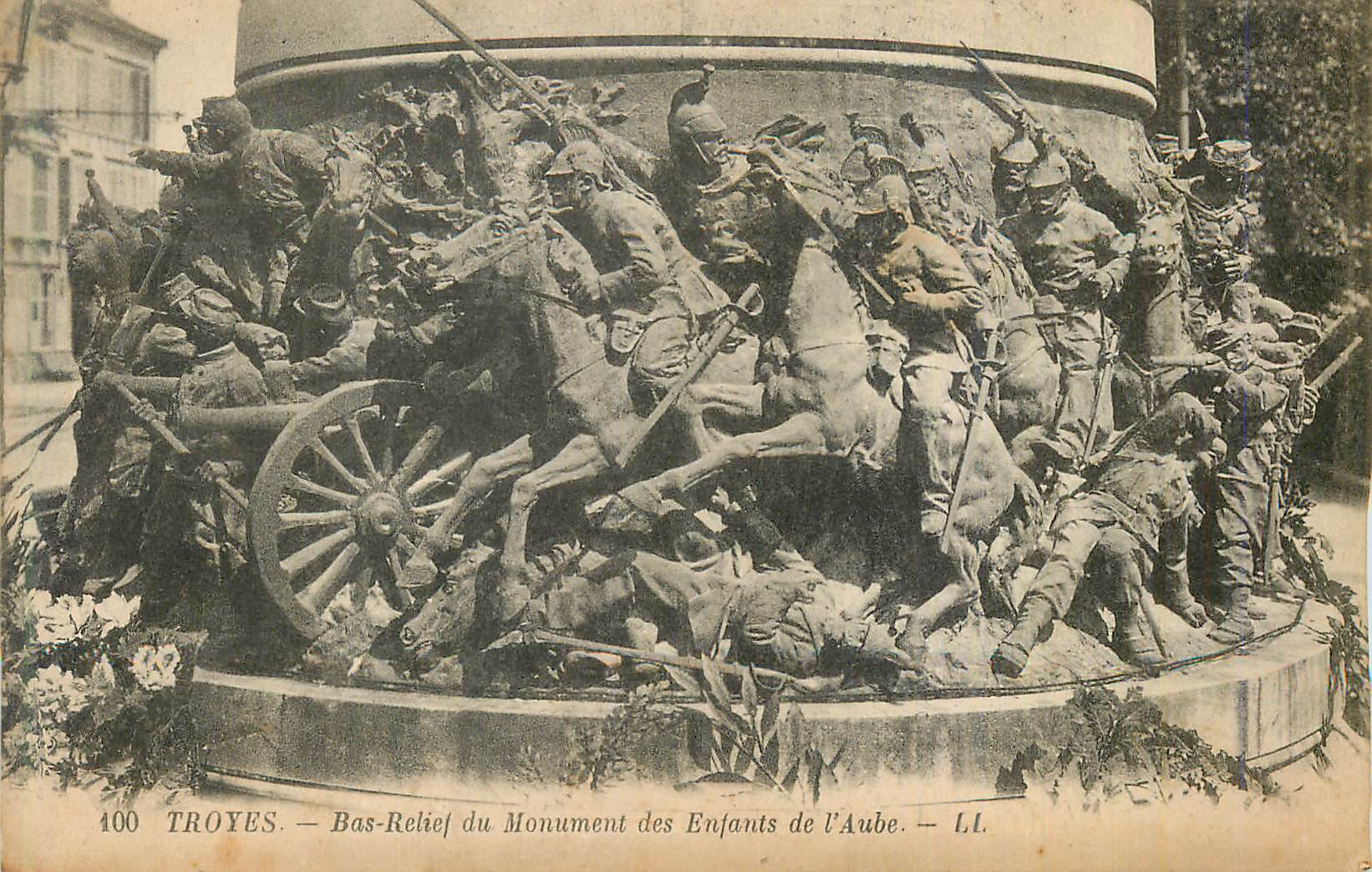 CPA Troyes Bas Relief du Monument des Enfants de l'Aube Militaria