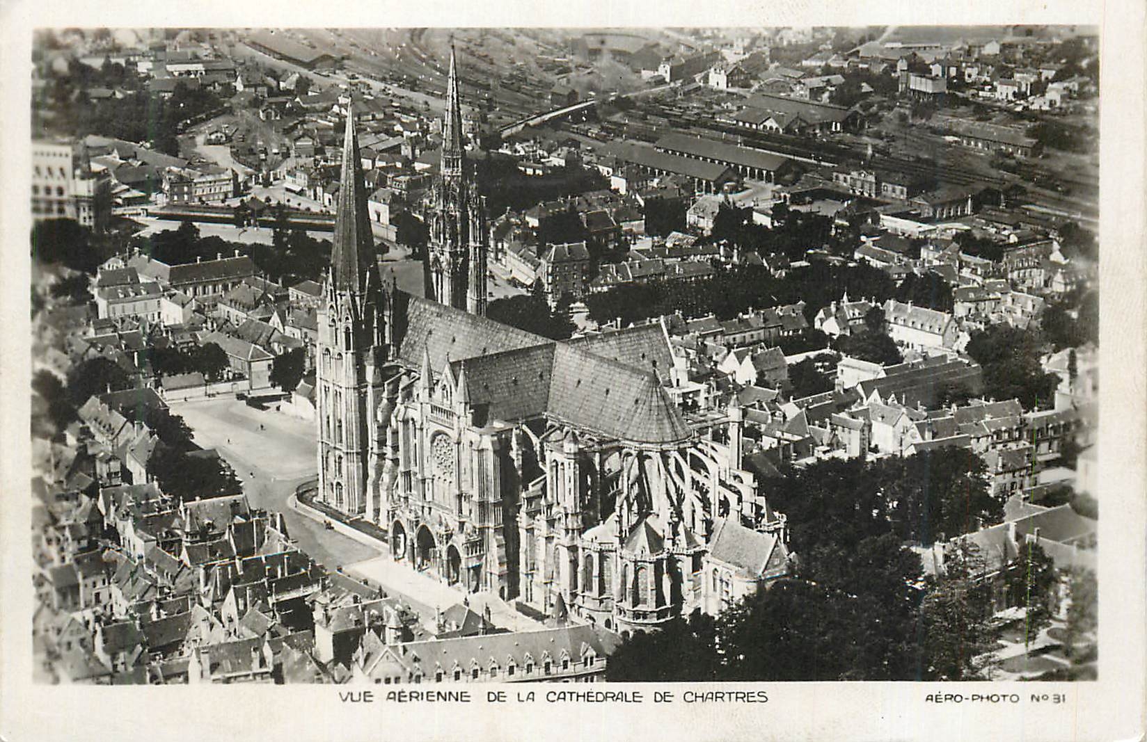 CPM Vue Aerienne de la Cathedrale de Chartres