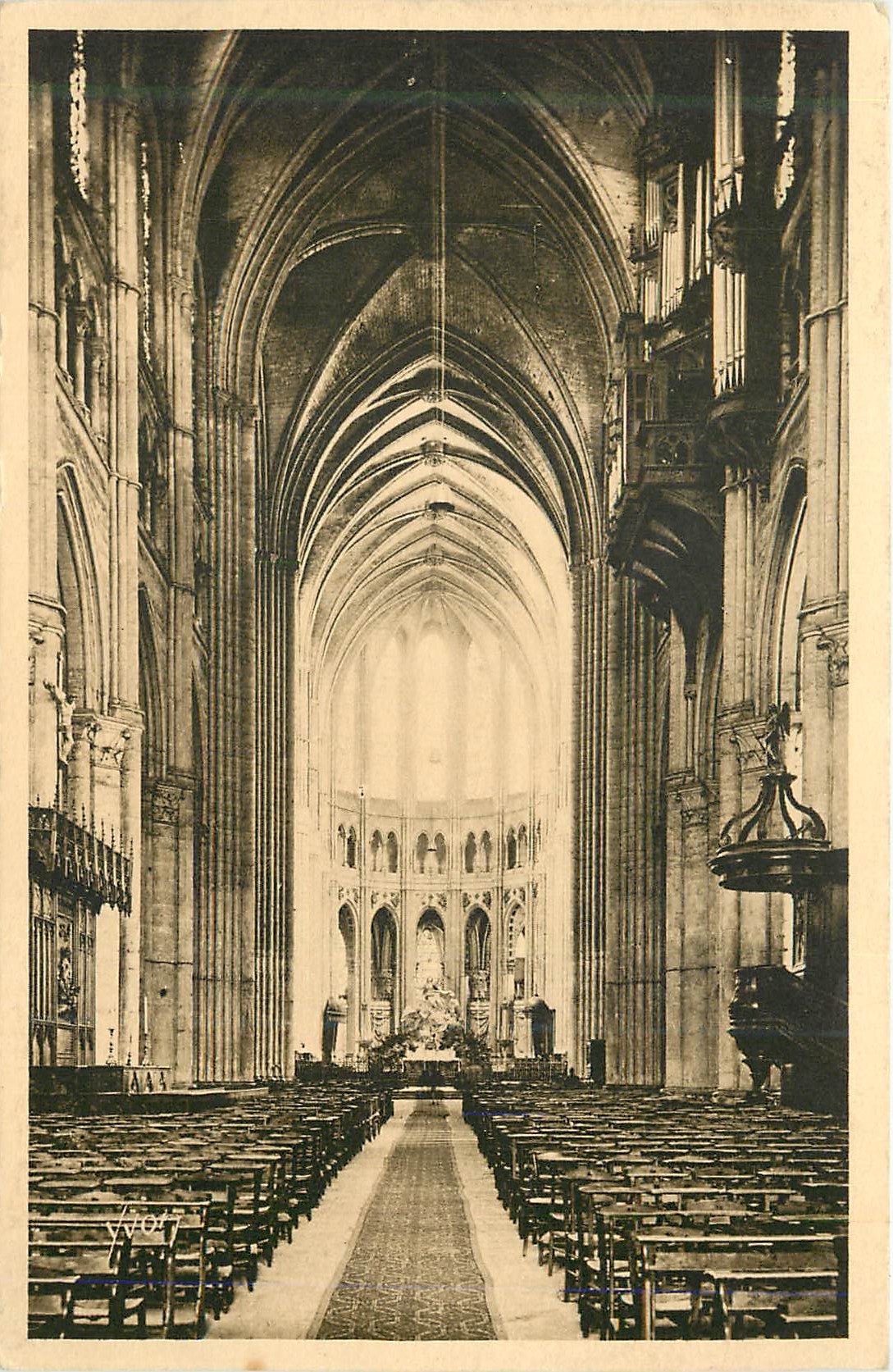 Chartres - Intérieur de la Cathédrale, La Nef et le Chœur — Éditions d'Art YVON, Paris