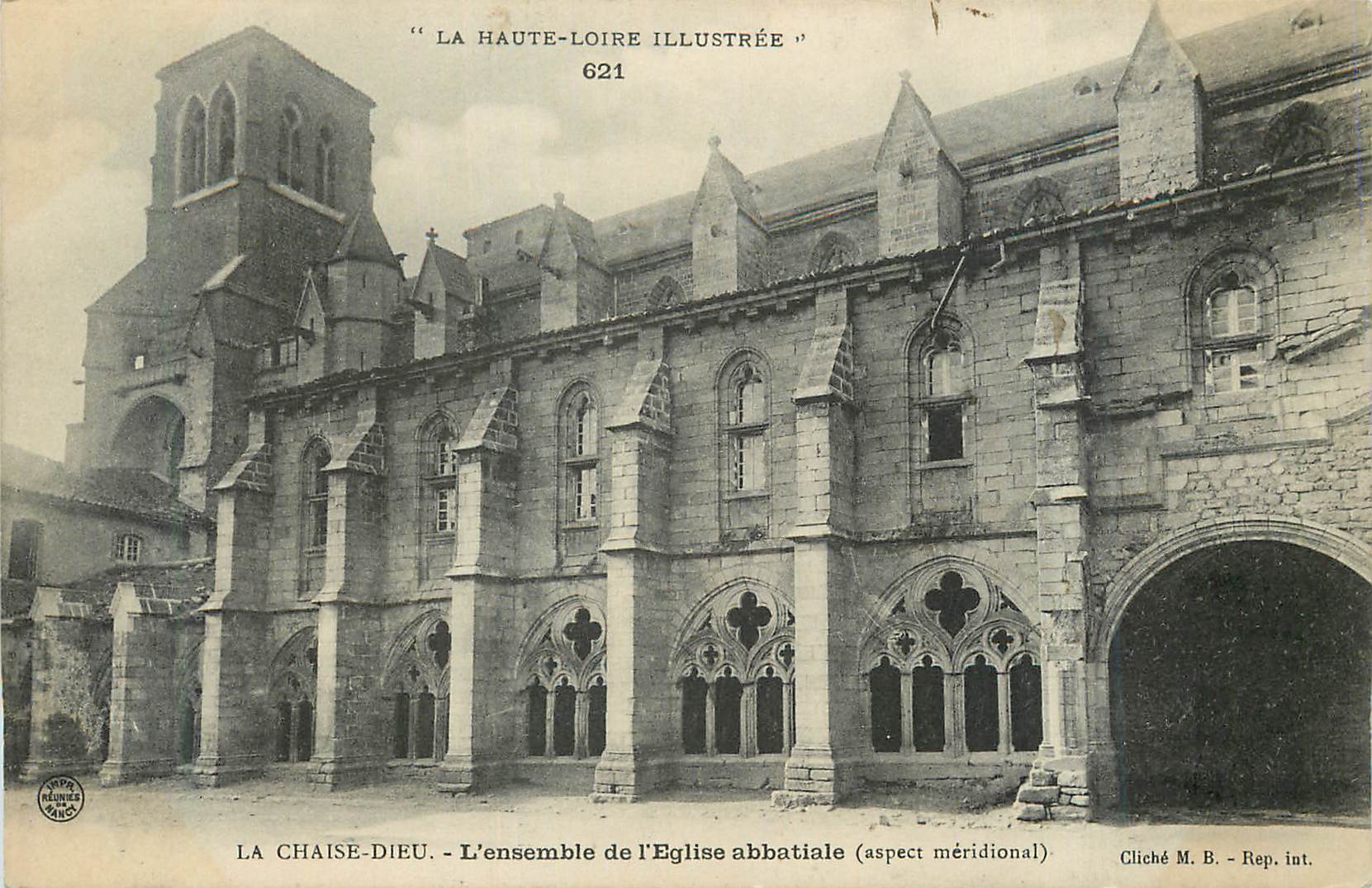 CPA la Haute Loire Illustree la Chaise Dieu l'ensemble de l'Eglise Abbatiale (Aspect Meridional)