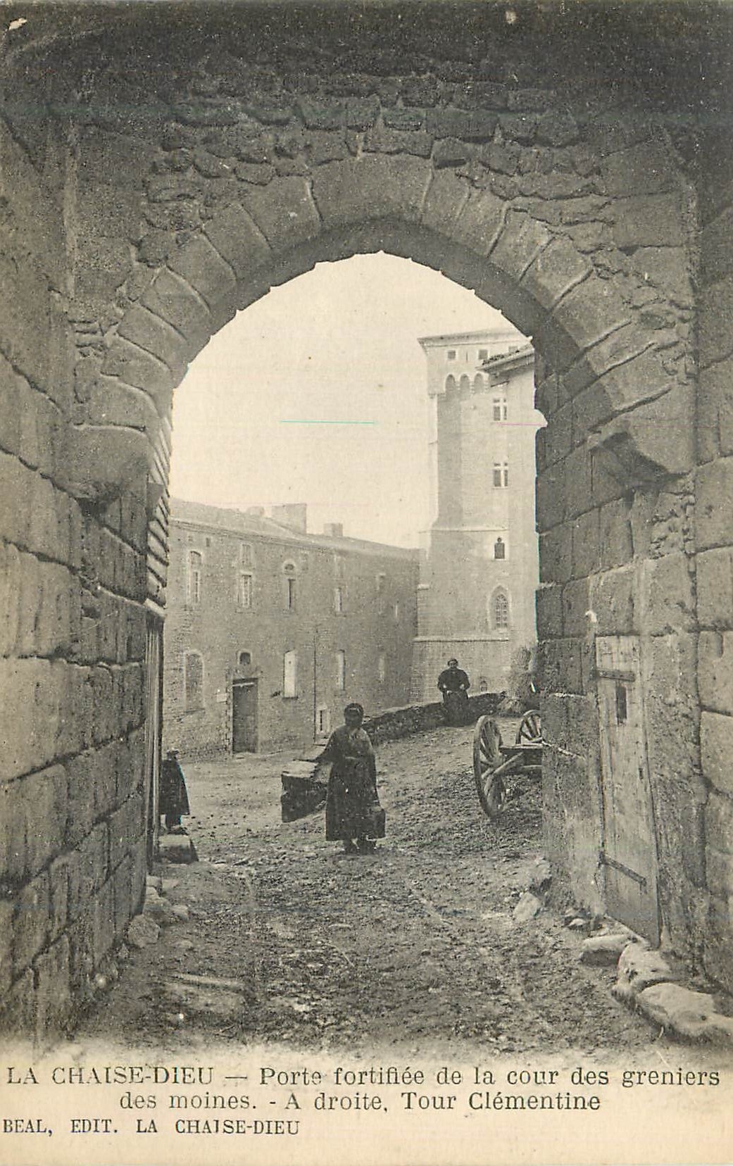 La Chaise-Dieu — Porte fortifiée de la cour des greniers des moines — Tour Clémentine — Beal, Edit. La Chaise-Dieu