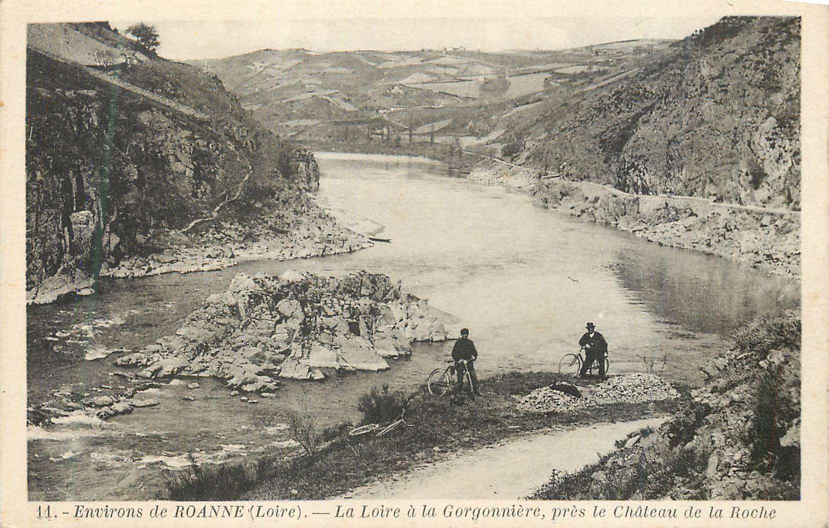 CPA Environs de Roanne (Loire) la Loire a la Gorgonniere pres le Chateau de la Roche