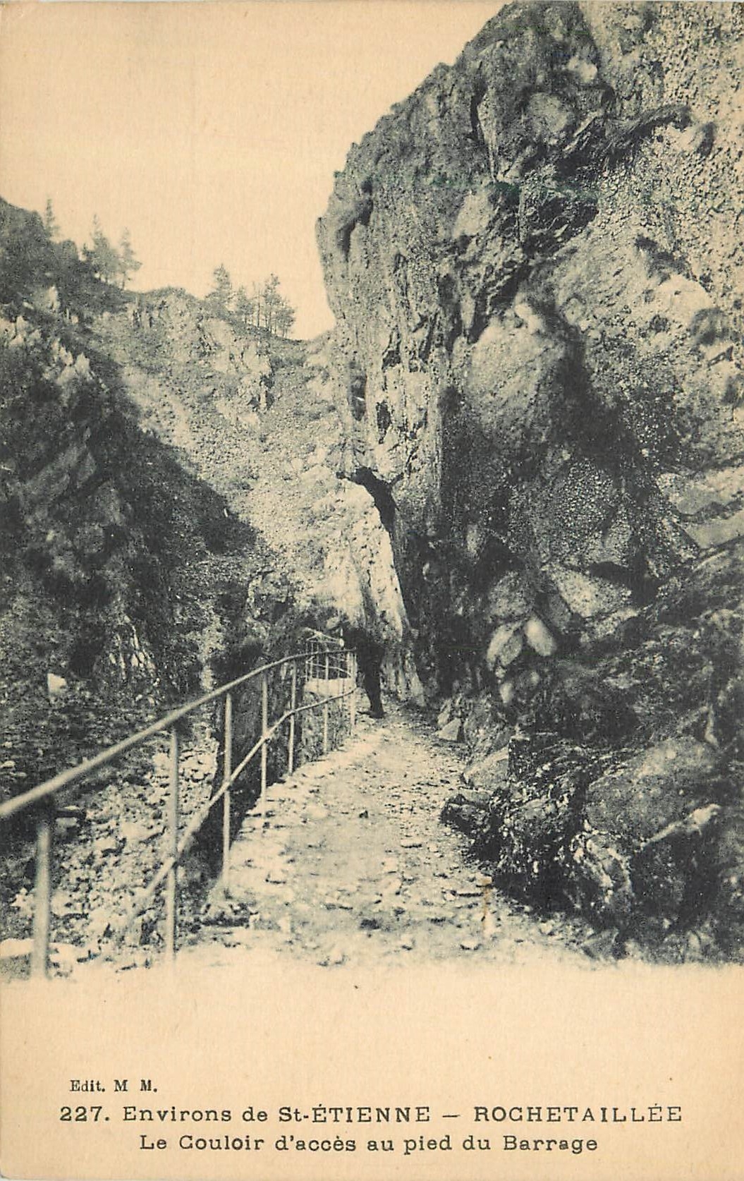 CPA Environs de St Etienne Rochetaillee le Couloir d'Acces au Pied du Barrage