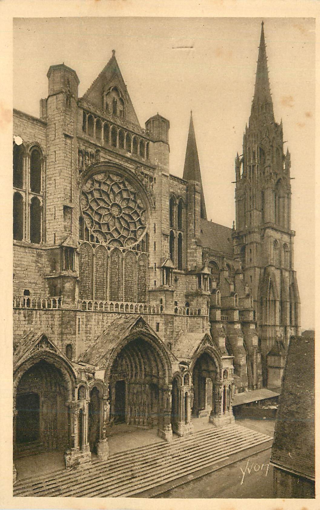 Chartres — Der Nordportal und die Spitze — YVON