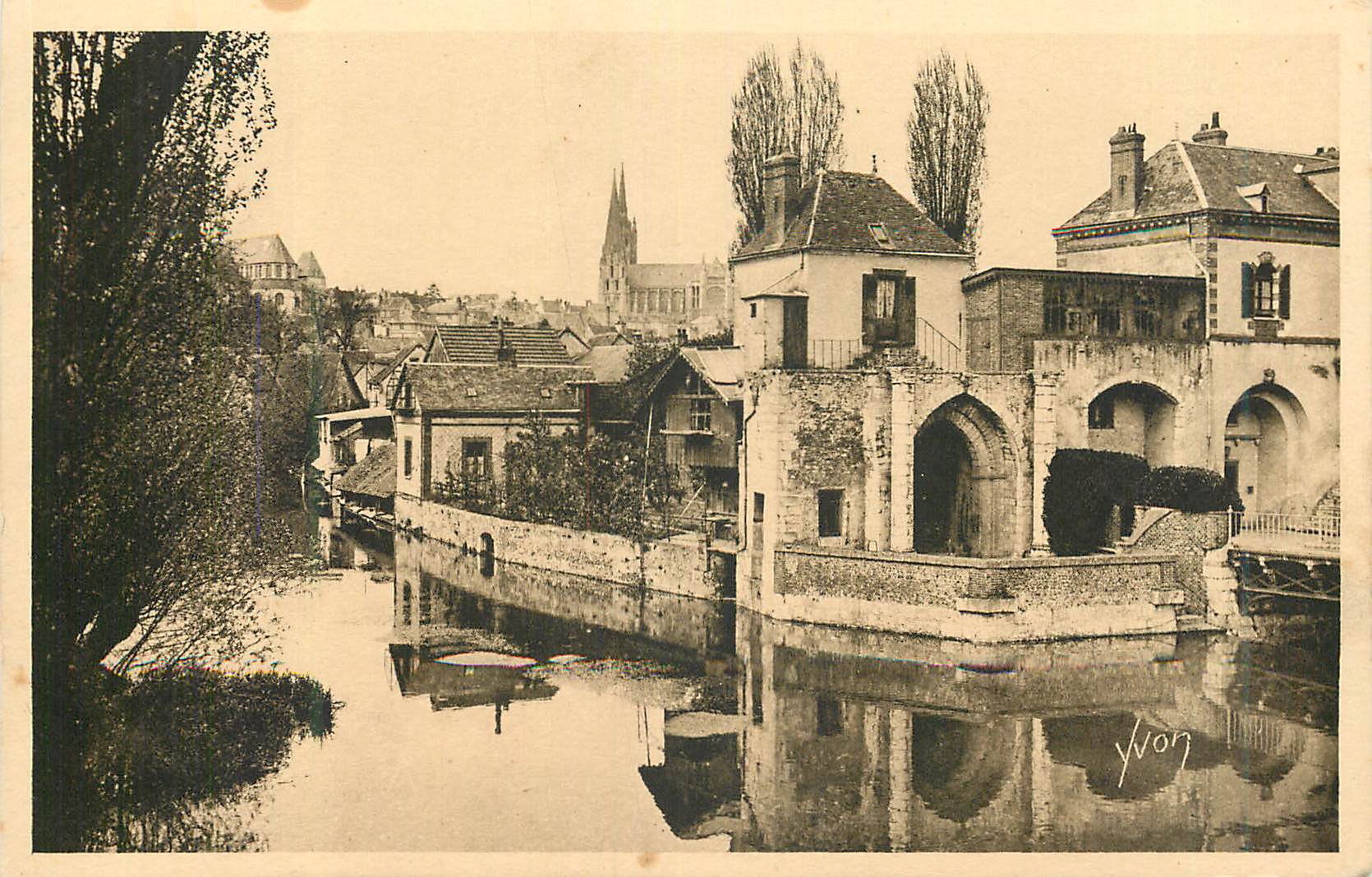CPA La Douce France Chartres le Chateau et la Cathedrale