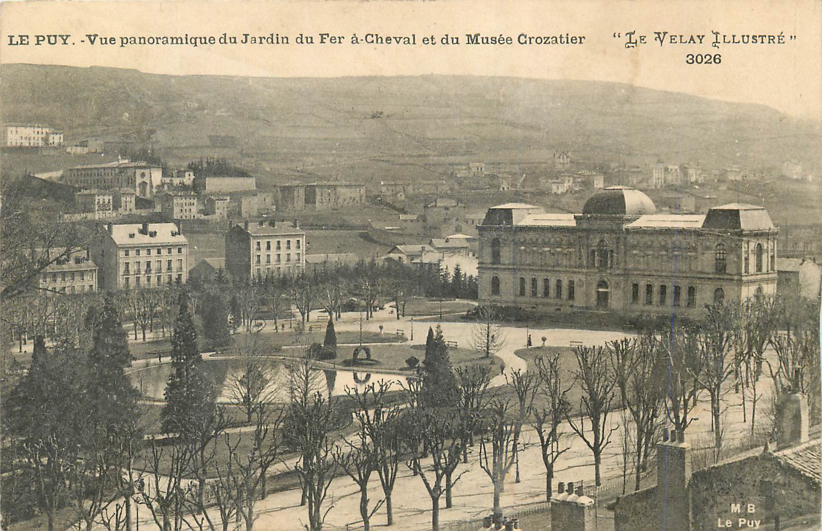 CPA le Puy Vue Panoramique du Jardin du Fer a Cheval et du Musee Crozatier