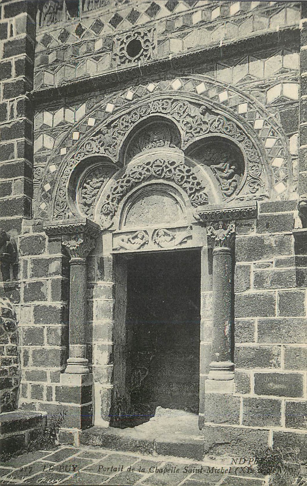CPA le Puy Portail de la Chapelle Saint Michel