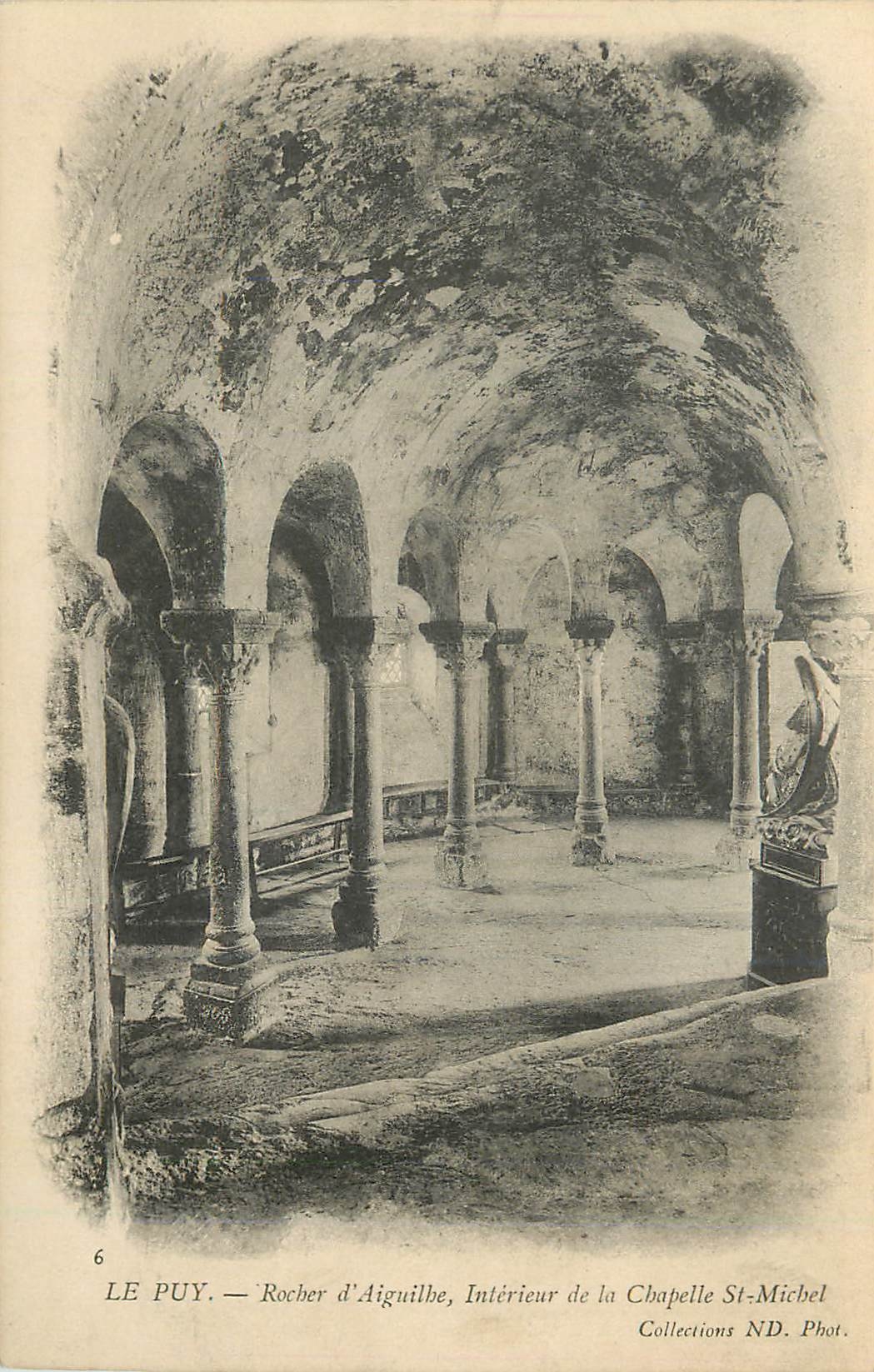 CPA le Puy Rocher d'Aiguilhe Interieur de la Chapelle St Michel