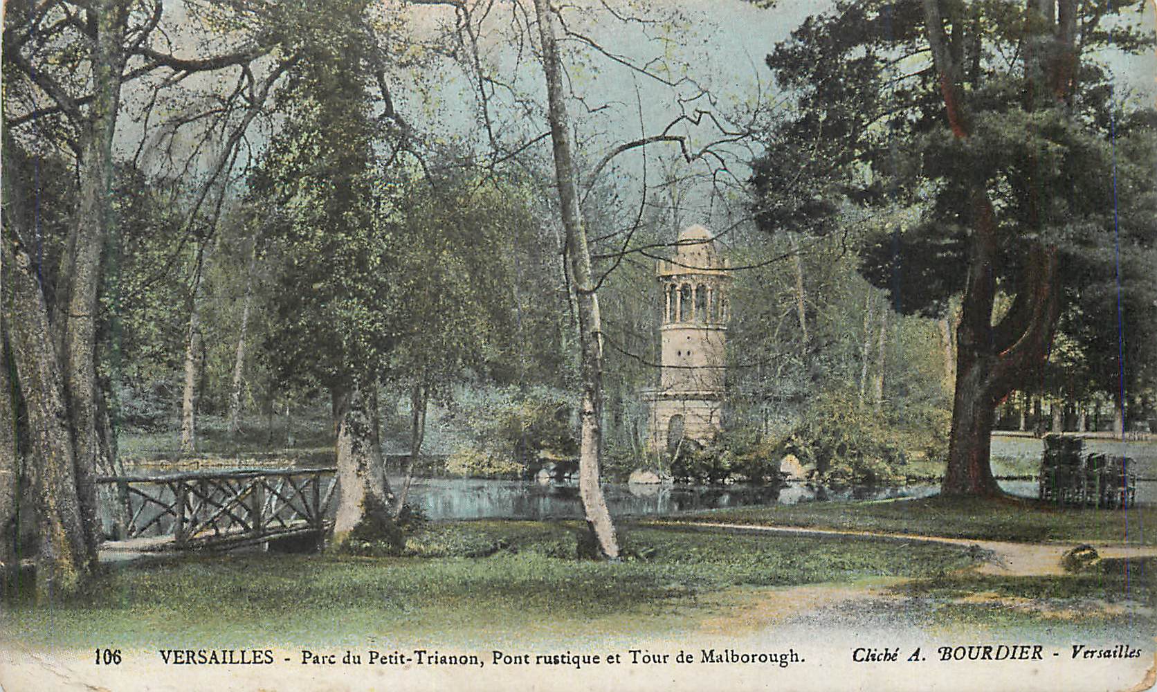 CPA Versailles Parc du Petit Trianon Pont Rustique et Tour de Malborough