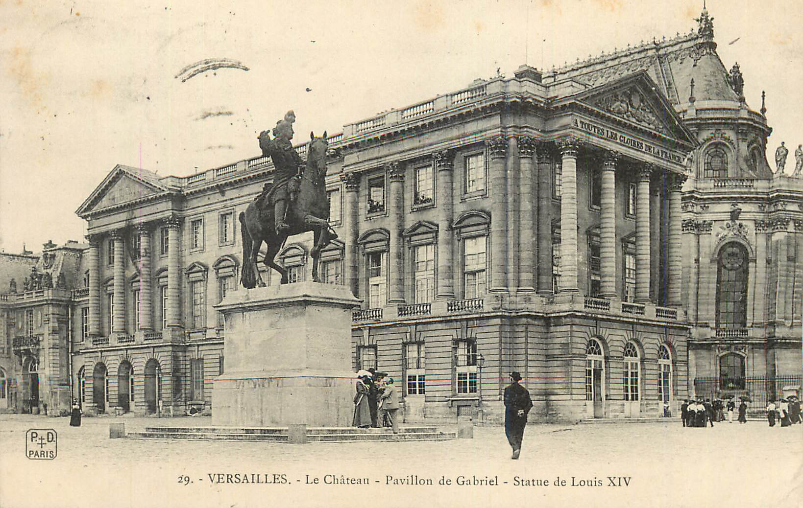 CPA Versailles le Chateau Pavillon de Gabriel Statue de Louis XIV