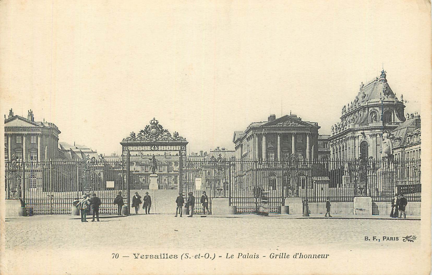 CPA Versailles (S et O) le Palais Grille d'Honneur