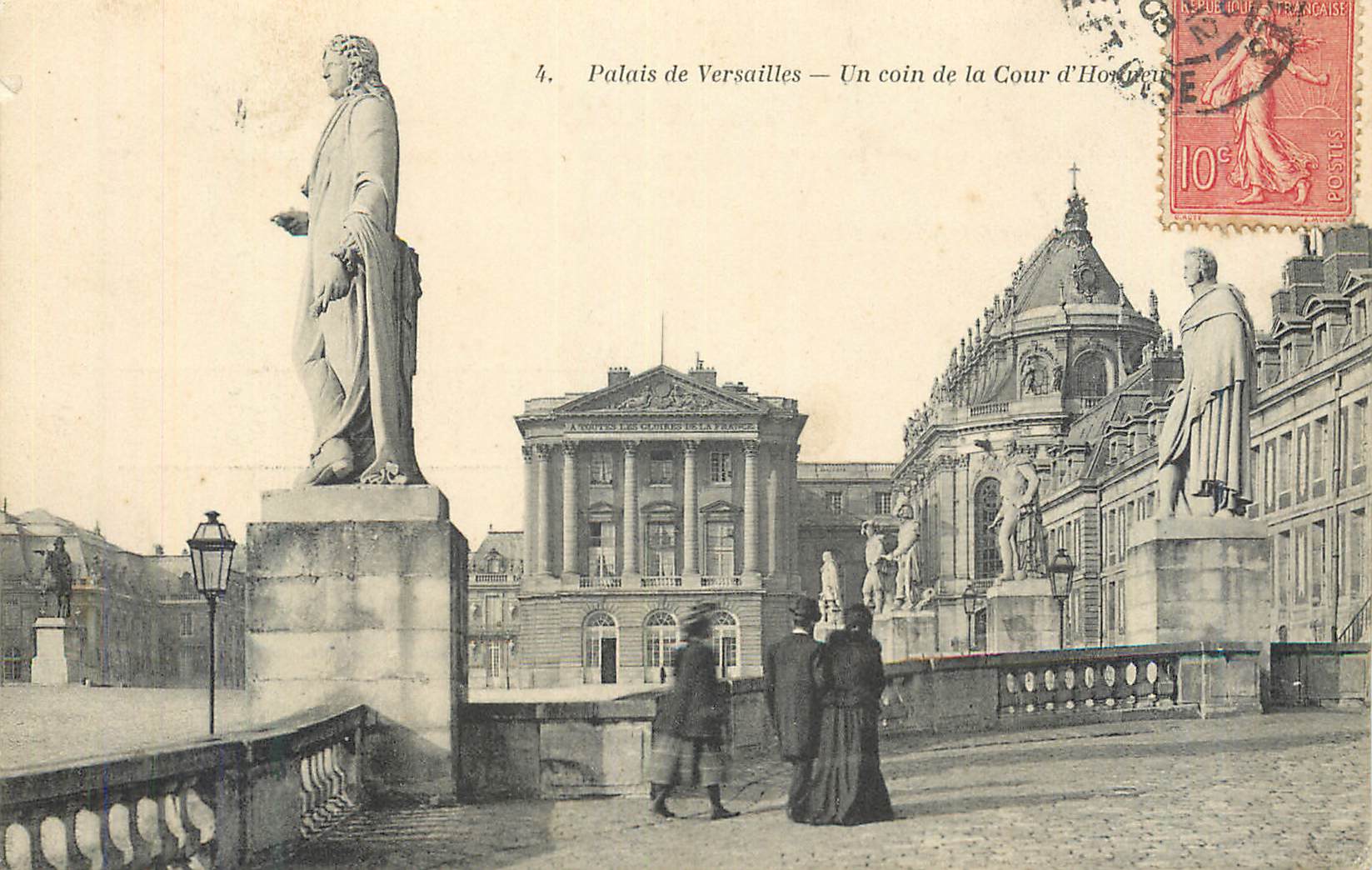 CPA Palais de Versailles un Coin de la Cour d'Honneur