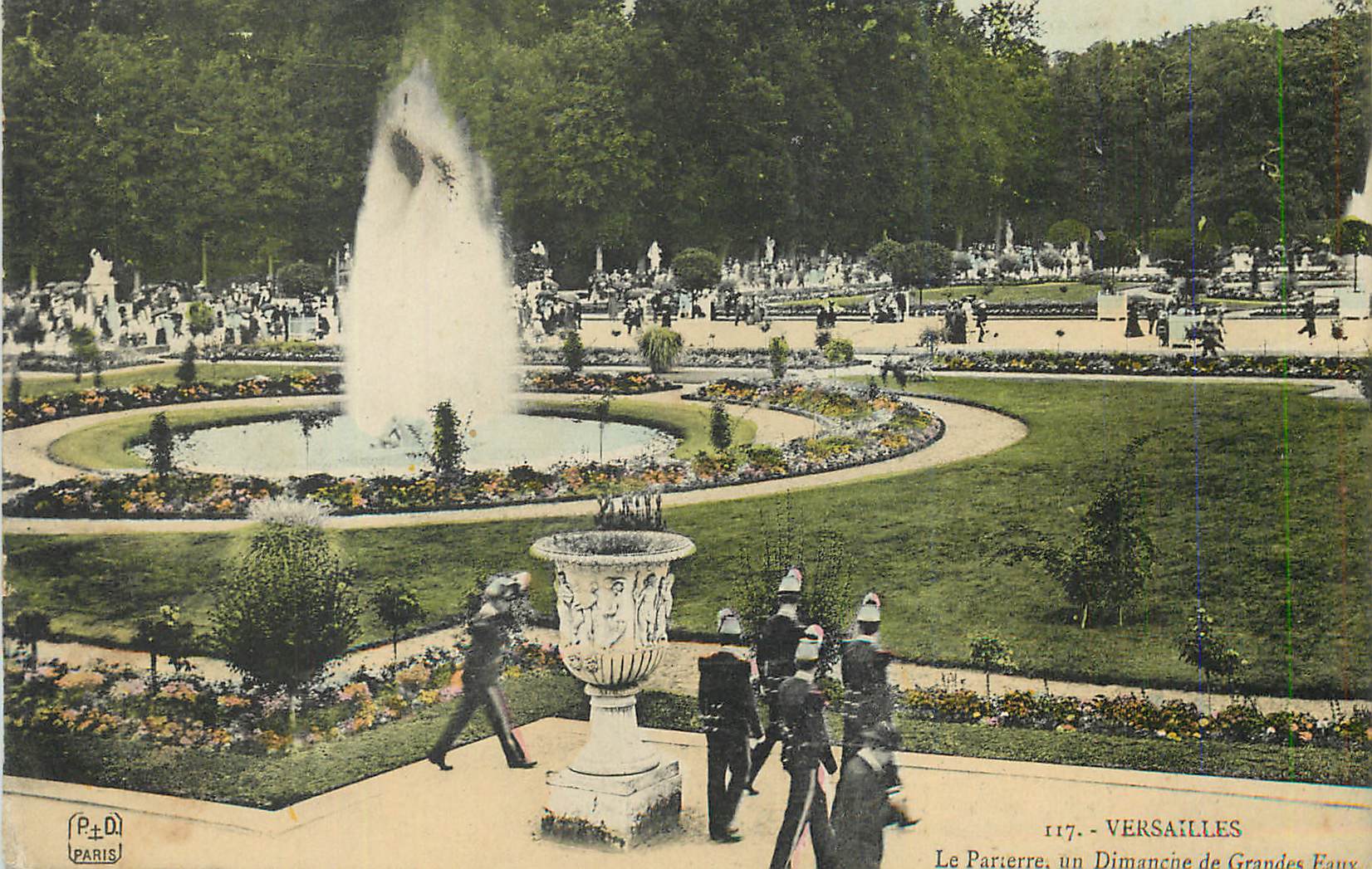 CPA Versailles la Parterre un Dimanche de Grandes Eaux Militaria