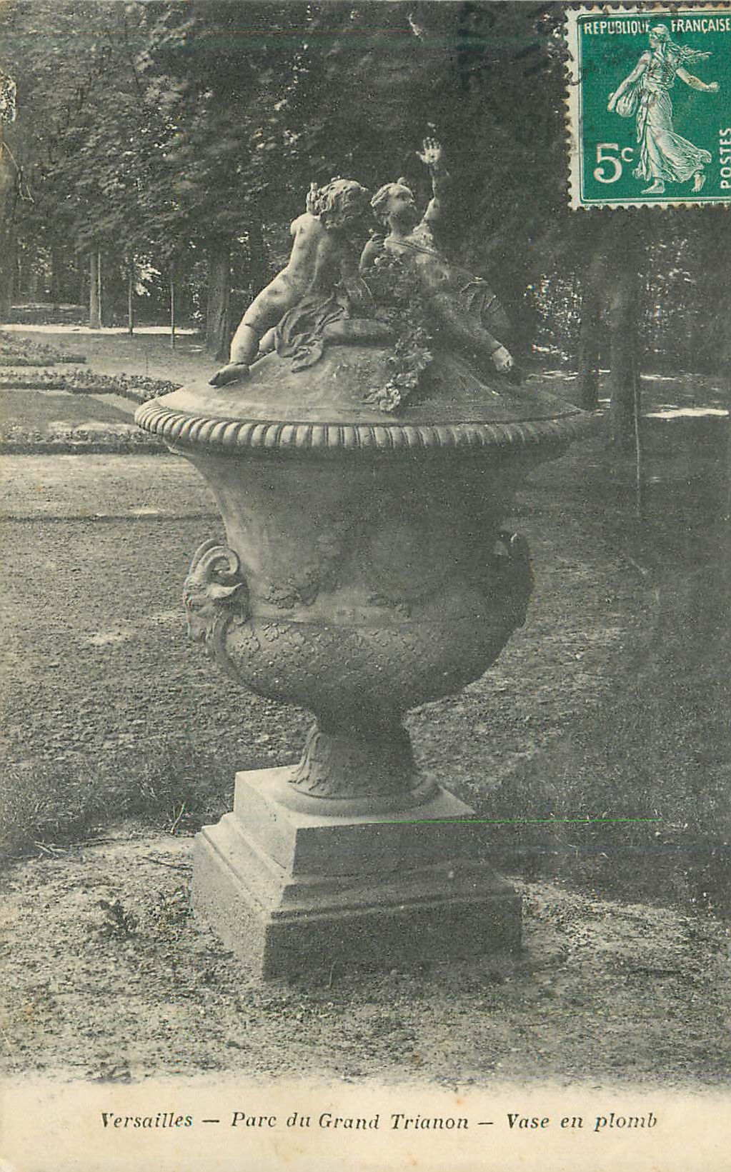 CPA Versailles Parc du Grand Trianon Vase en Plomb